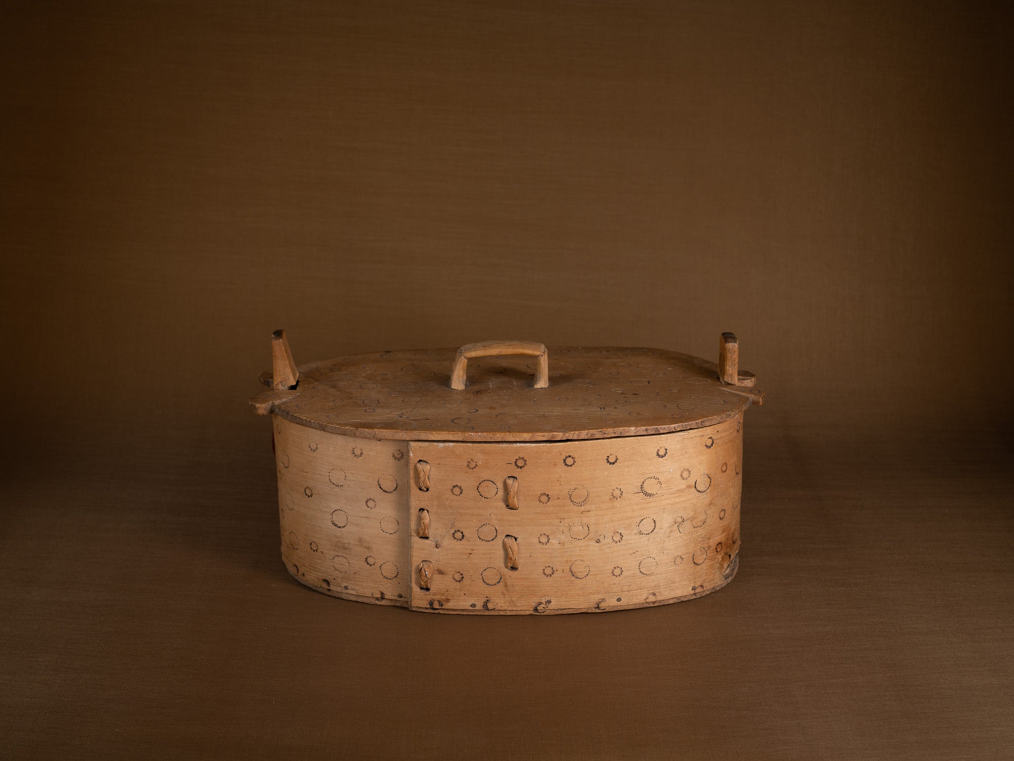 Ancienne boîte en lames de bouleau courbées, Suède (XIXe siècle)..Old birch slat box, Sweden (19th century)