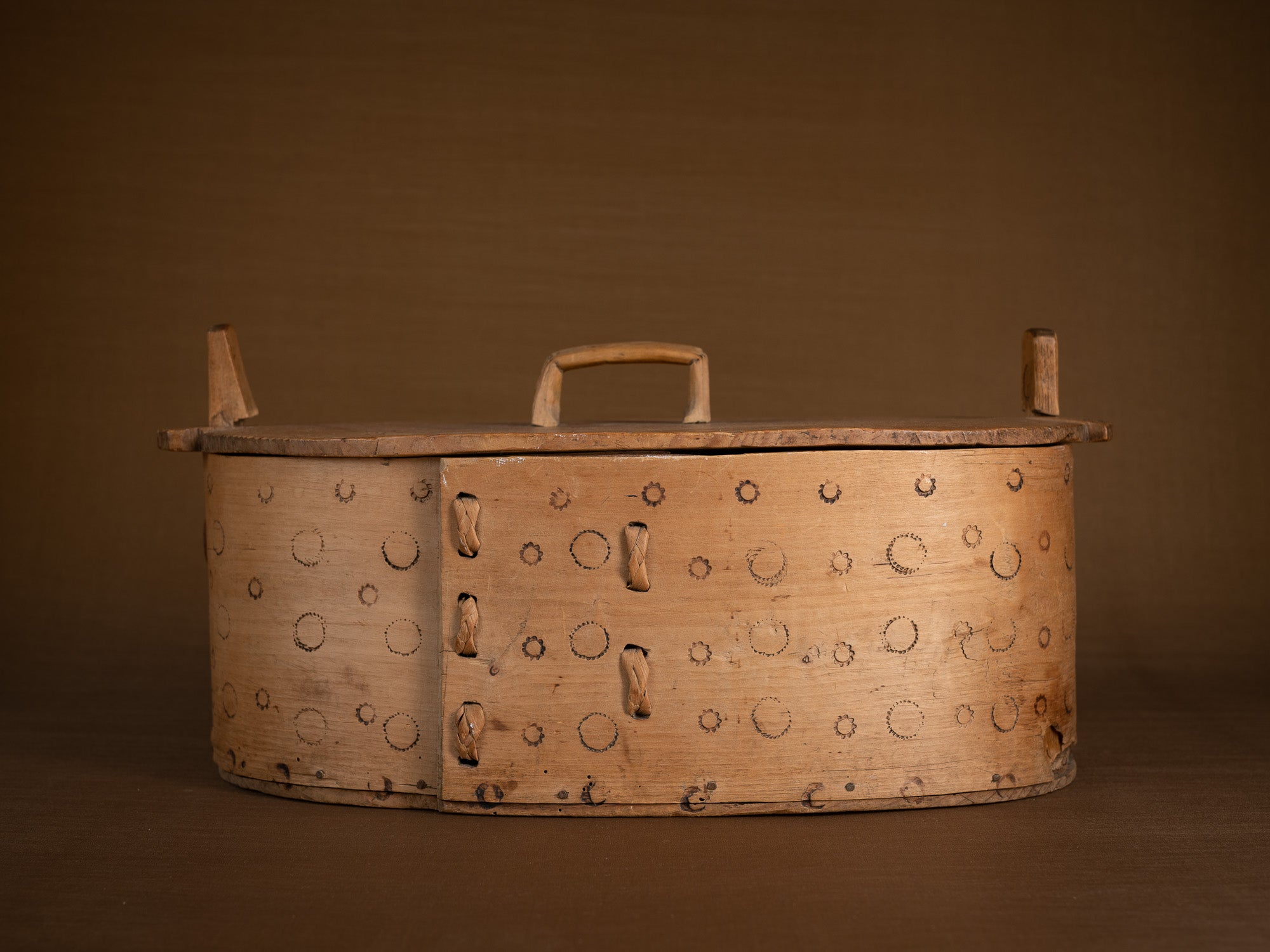Ancienne boîte en lames de bouleau courbées, Suède (XIXe siècle)..Old birch slat box, Sweden (19th century)