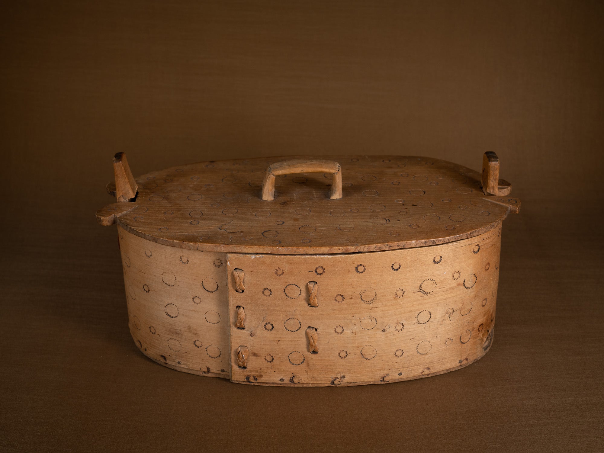 Ancienne boîte en lames de bouleau courbées, Suède (XIXe siècle)..Old birch slat box, Sweden (19th century)
