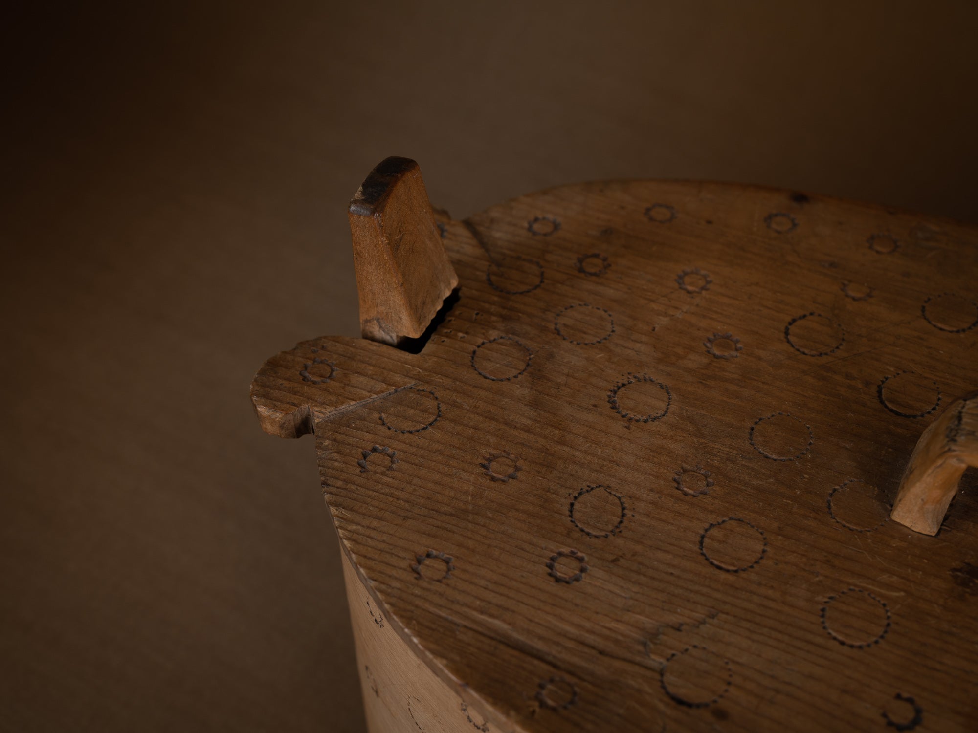 Ancienne boîte en lames de bouleau courbées, Suède (XIXe siècle)..Old birch slat box, Sweden (19th century)