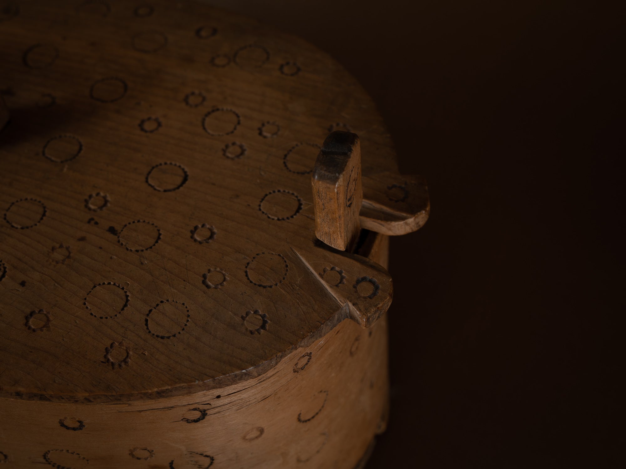 Ancienne boîte en lames de bouleau courbées, Suède (XIXe siècle)..Old birch slat box, Sweden (19th century)