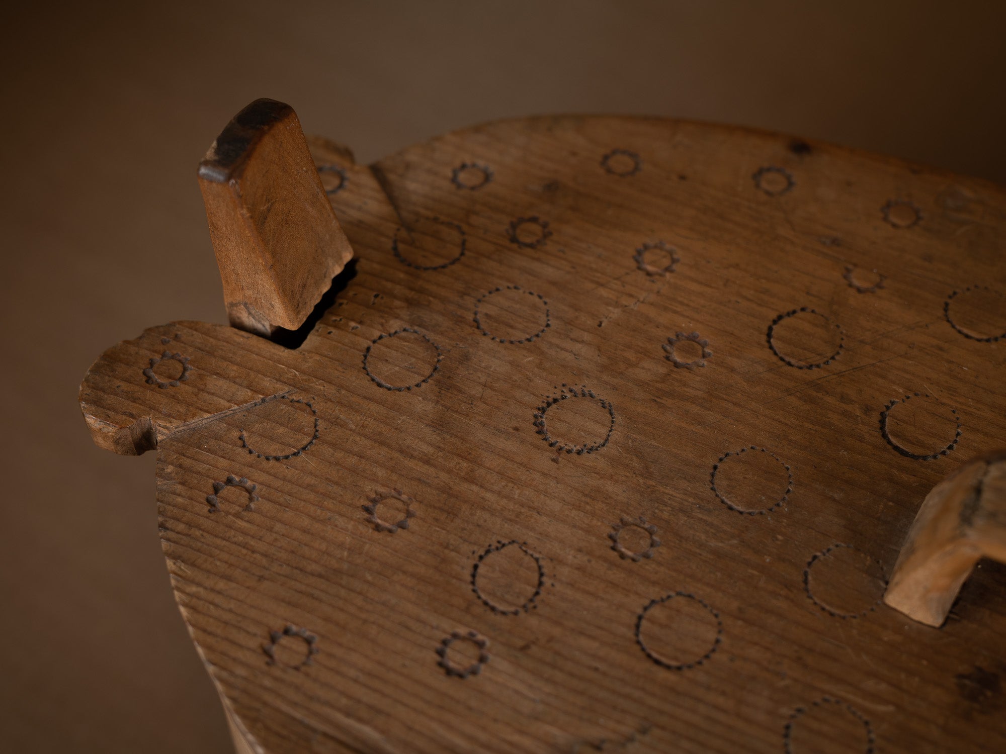 Ancienne boîte en lames de bouleau courbées, Suède (XIXe siècle)..Old birch slat box, Sweden (19th century)