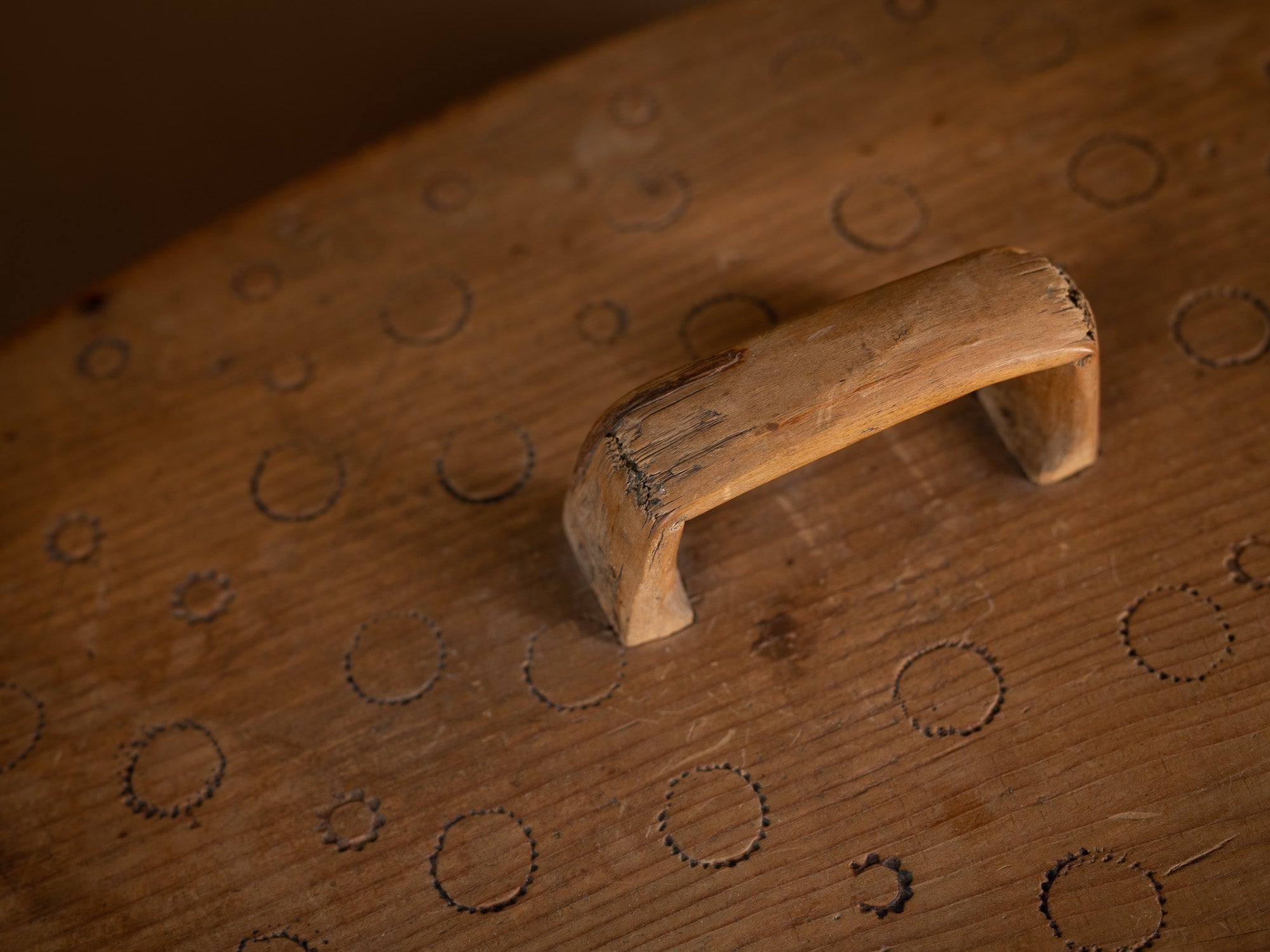 Ancienne boîte en lames de bouleau courbées, Suède (XIXe siècle)..Old birch slat box, Sweden (19th century)