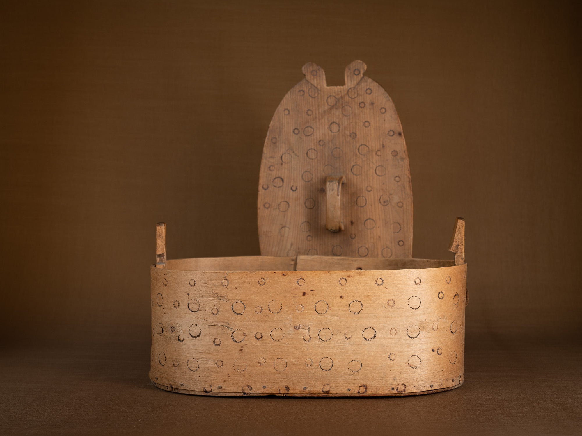 Ancienne boîte en lames de bouleau courbées, Suède (XIXe siècle)..Old birch slat box, Sweden (19th century)