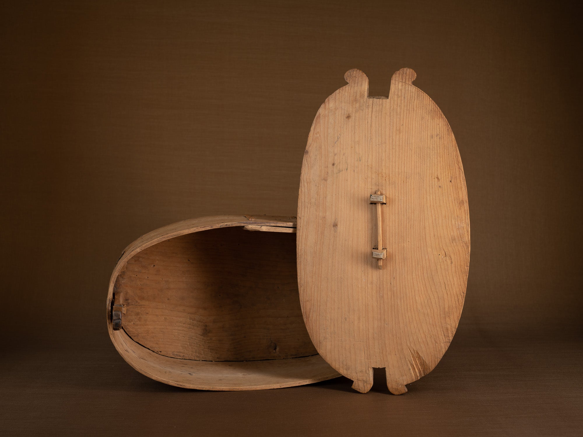 Ancienne boîte en lames de bouleau courbées, Suède (XIXe siècle)..Old birch slat box, Sweden (19th century)
