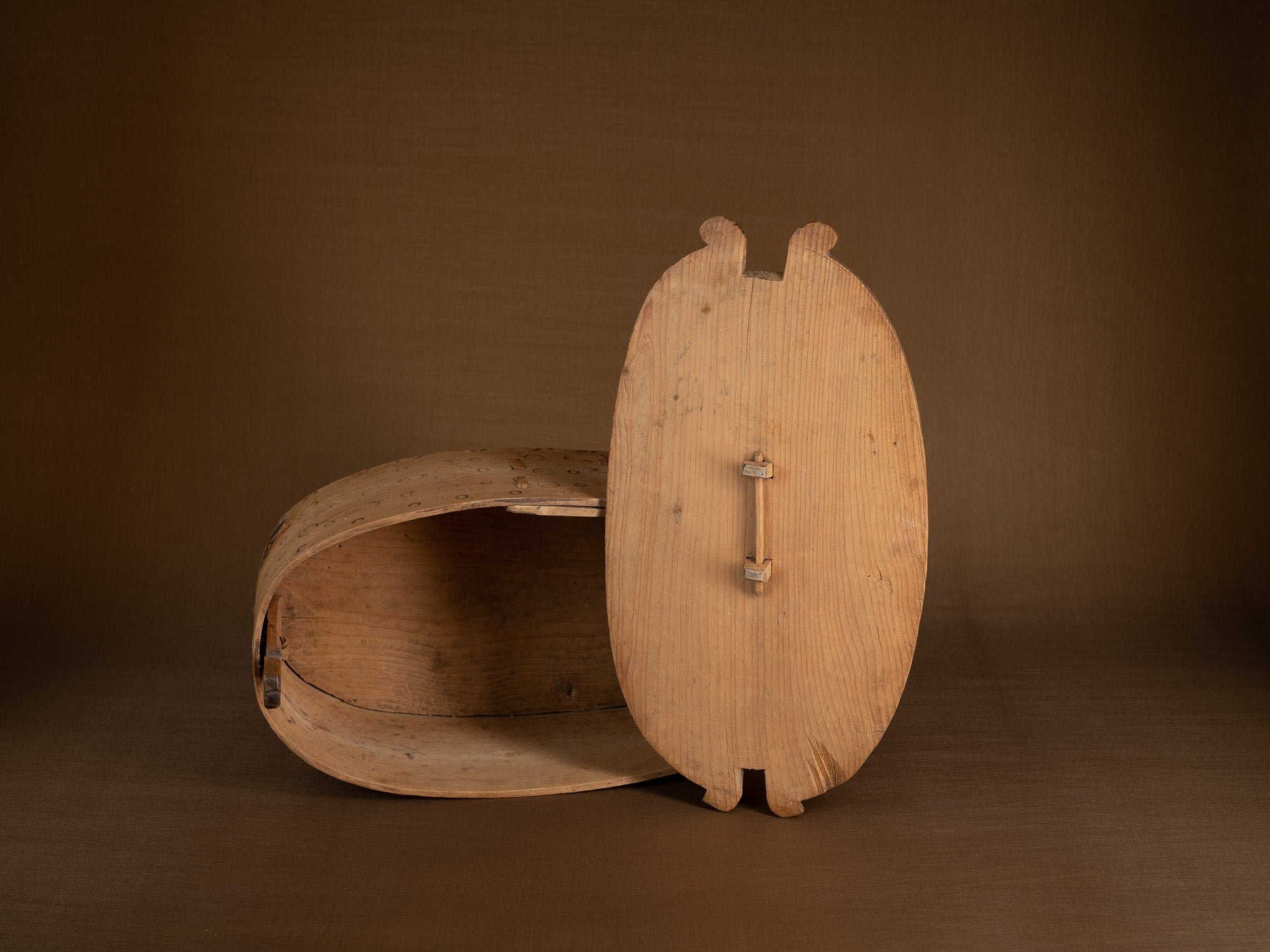 Ancienne boîte en lames de bouleau courbées, Suède (XIXe siècle)..Old birch slat box, Sweden (19th century)