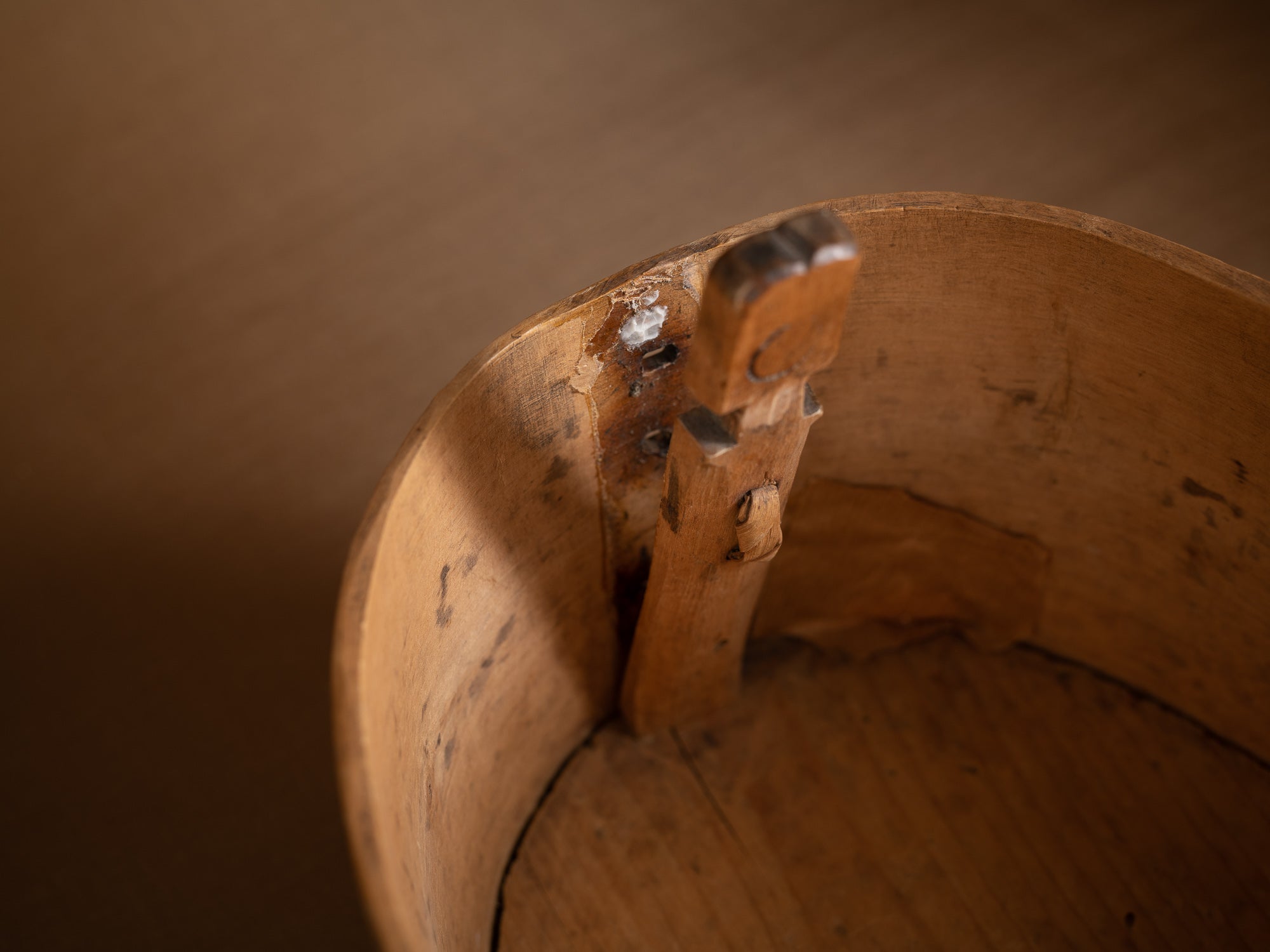 Ancienne boîte en lames de bouleau courbées, Suède (XIXe siècle)..Old birch slat box, Sweden (19th century)