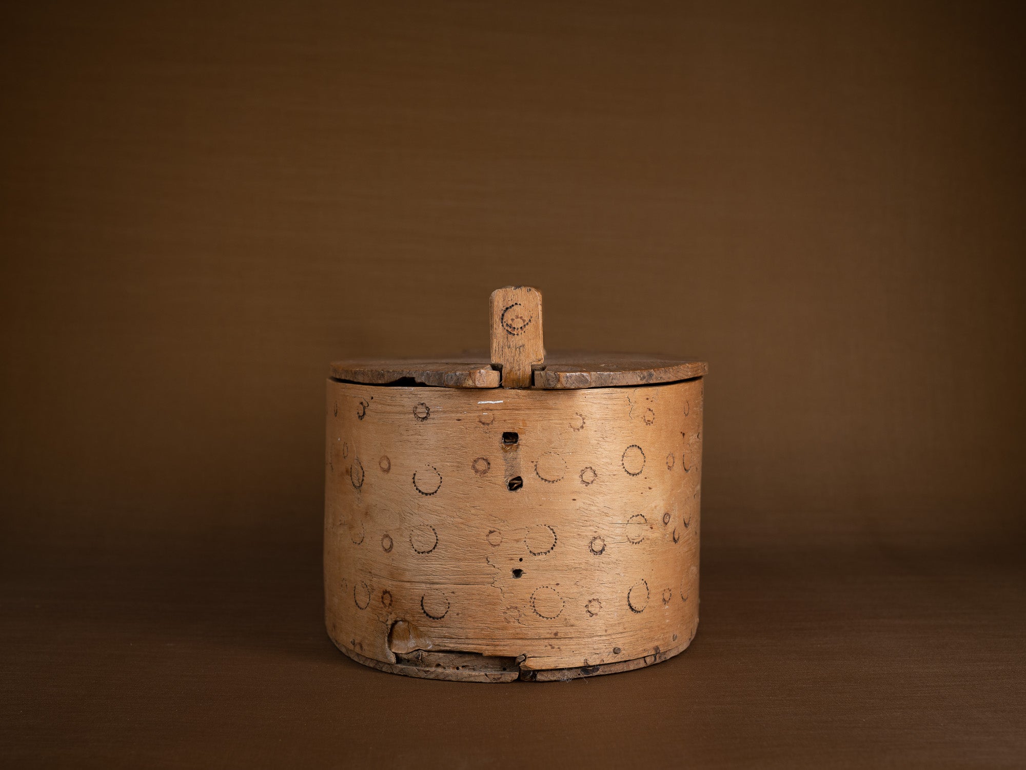 Ancienne boîte en lames de bouleau courbées, Suède (XIXe siècle)..Old birch slat box, Sweden (19th century)