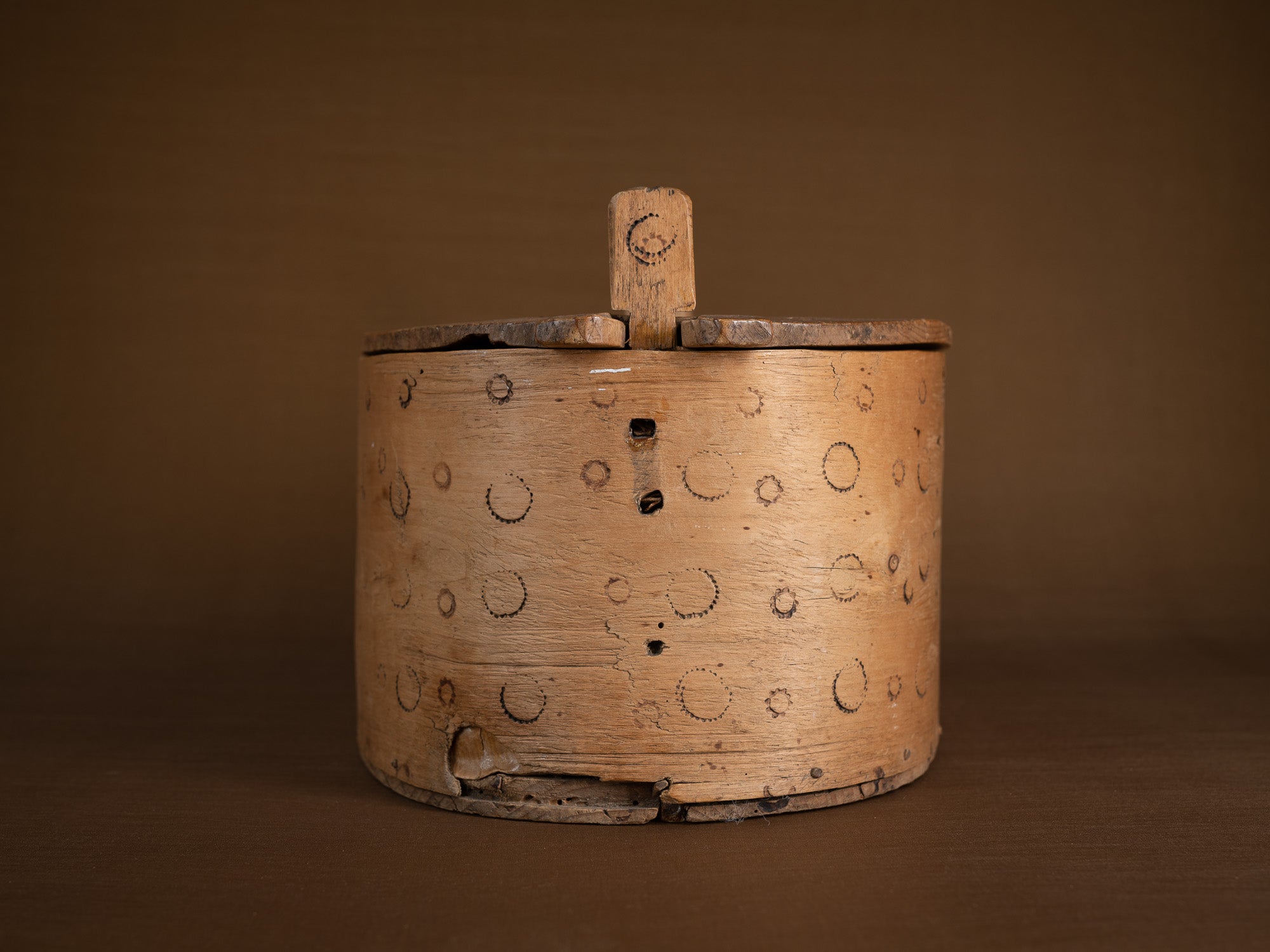 Ancienne boîte en lames de bouleau courbées, Suède (XIXe siècle)..Old birch slat box, Sweden (19th century)