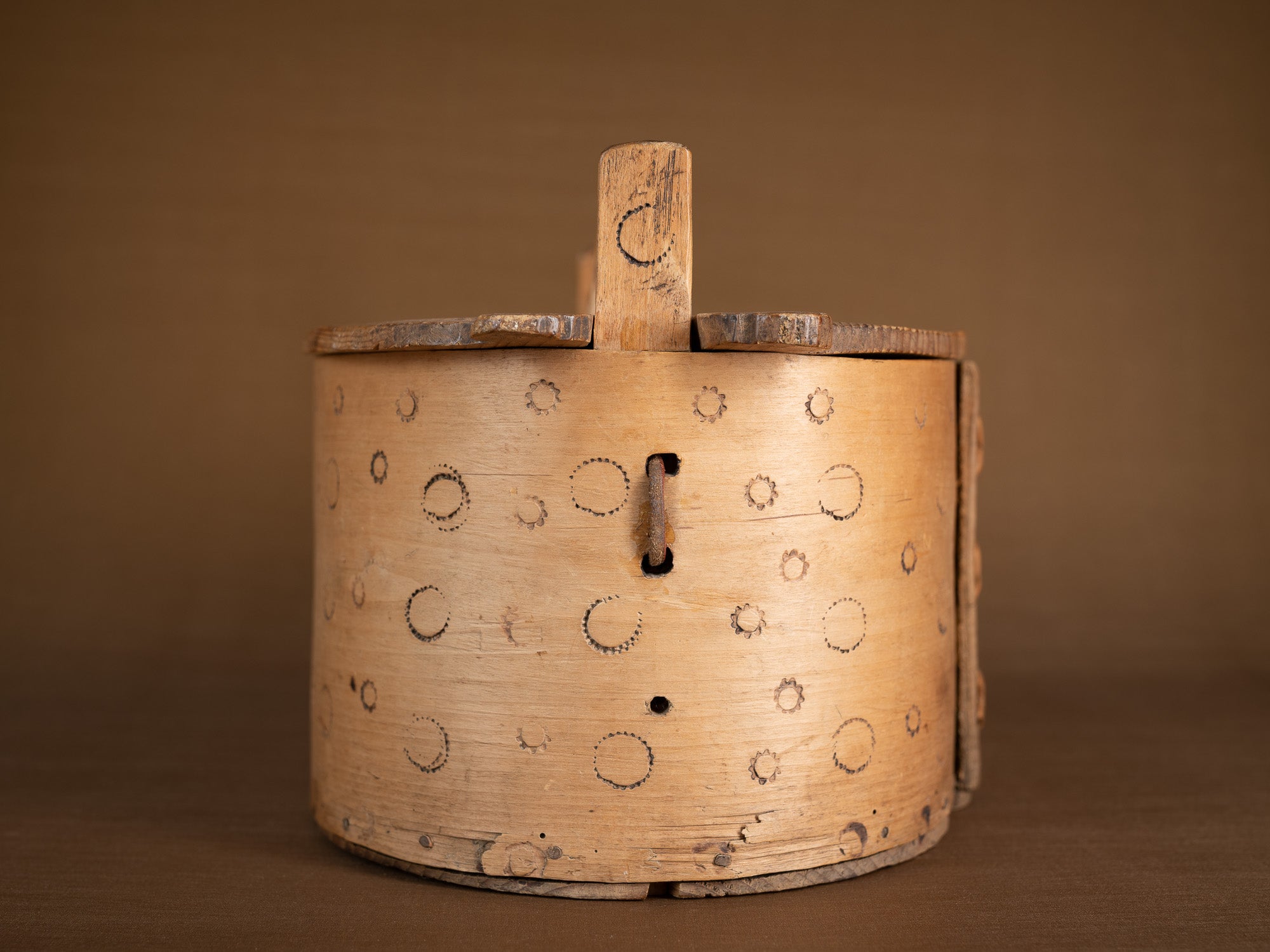 Ancienne boîte en lames de bouleau courbées, Suède (XIXe siècle)..Old birch slat box, Sweden (19th century)