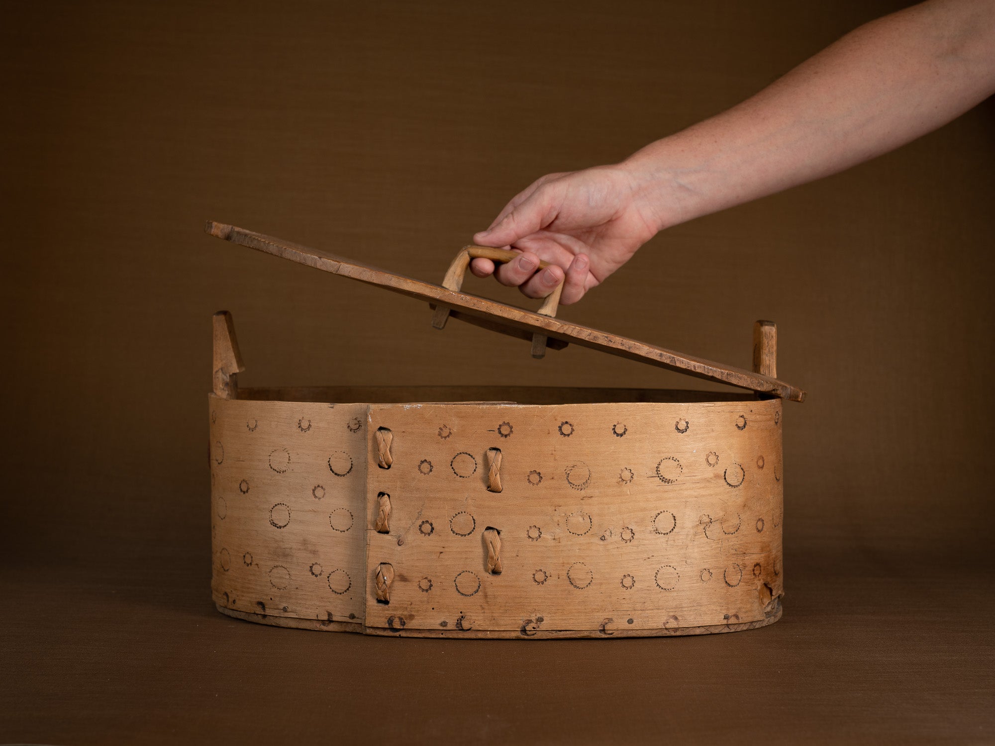 Ancienne boîte en lames de bouleau courbées, Suède (XIXe siècle)..Old birch slat box, Sweden (19th century)
