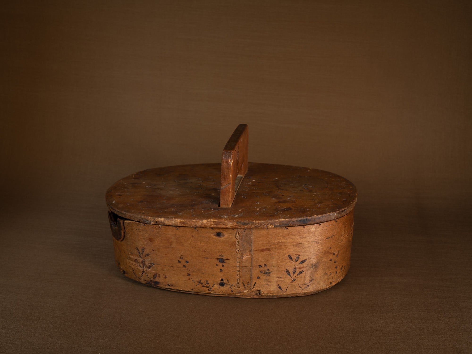 Ancienne boîte en lames de bouleau courbées, Suède (XIXe siècle)..Old birch slat box, Sweden (19th century)