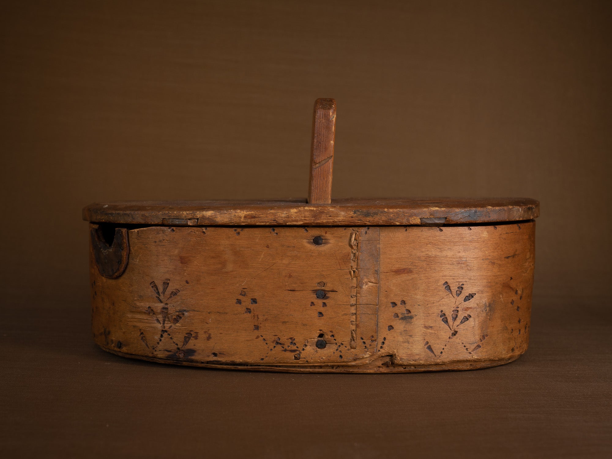 Ancienne boîte en lames de bouleau courbées, Suède (XIXe siècle)..Old birch slat box, Sweden (19th century)