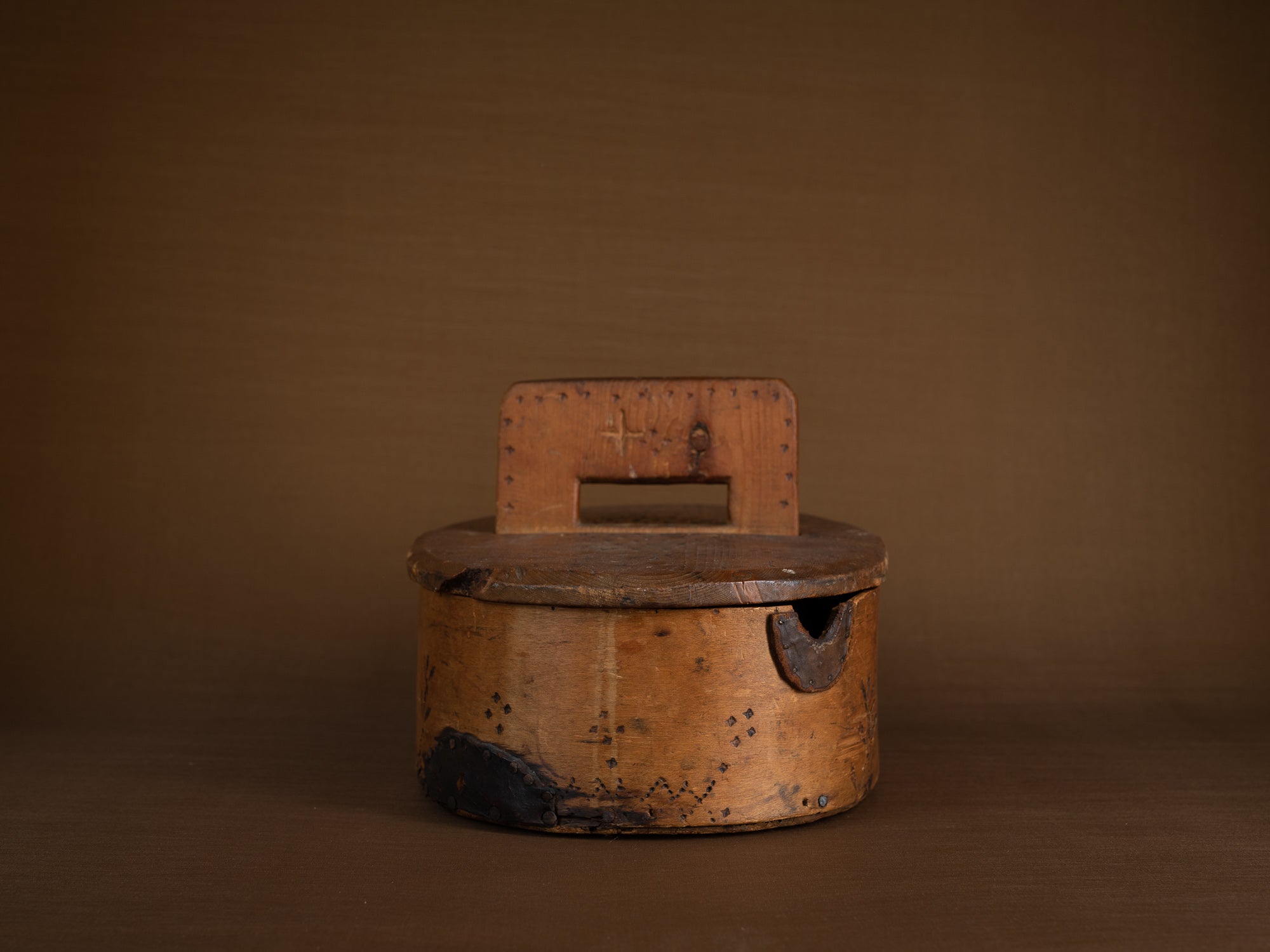 Ancienne boîte en lames de bouleau courbées, Suède (XIXe siècle)..Old birch slat box, Sweden (19th century)