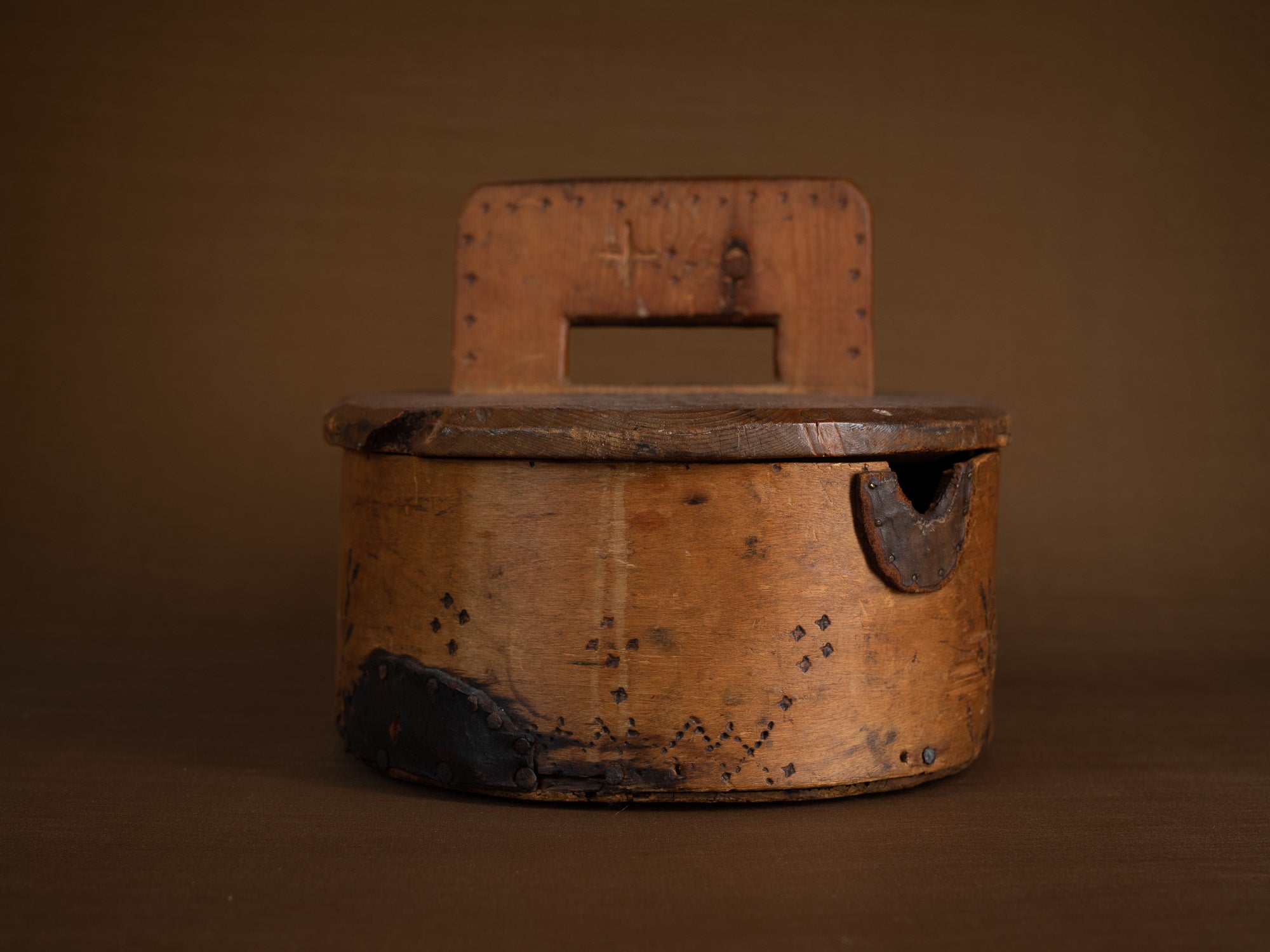 Ancienne boîte en lames de bouleau courbées, Suède (XIXe siècle)..Old birch slat box, Sweden (19th century)