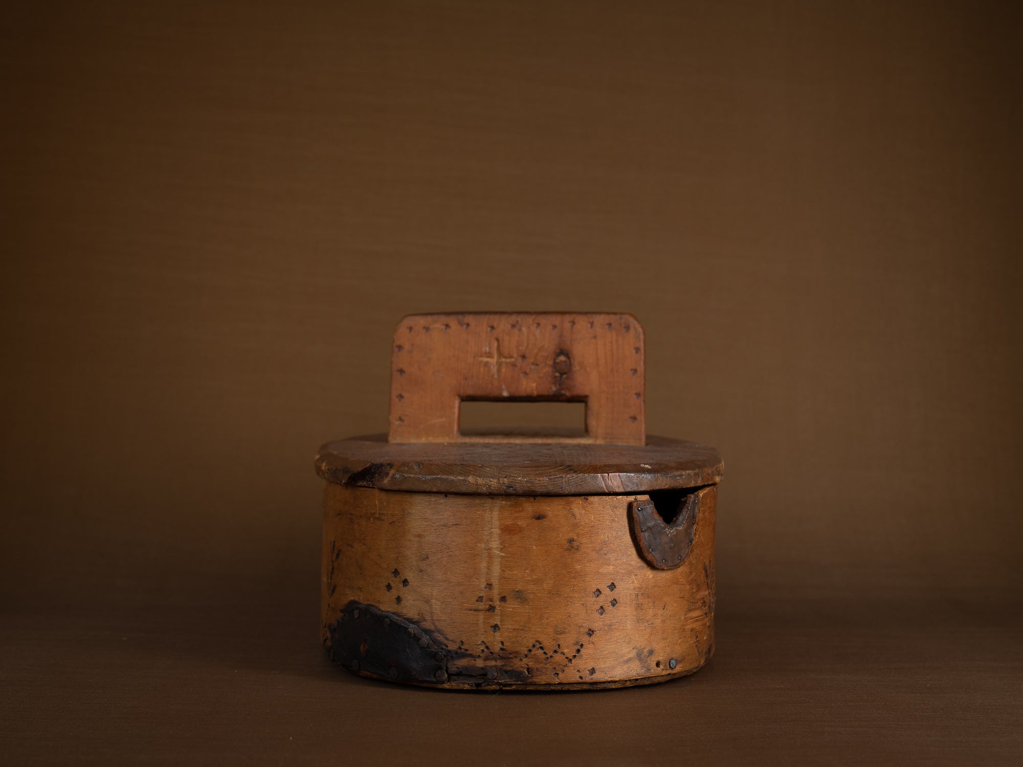 Ancienne boîte en lames de bouleau courbées, Suède (XIXe siècle)..Old birch slat box, Sweden (19th century)