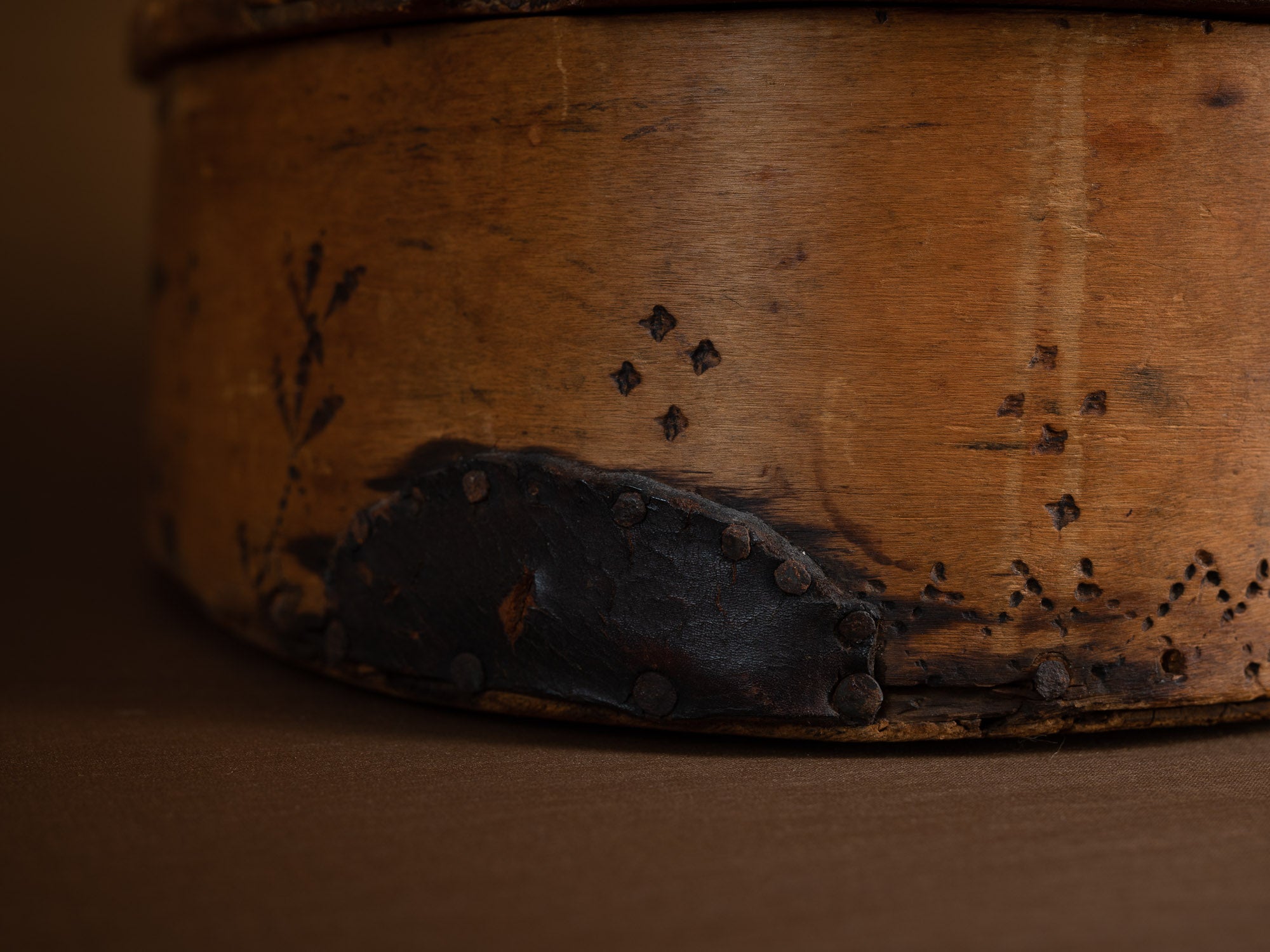 Ancienne boîte en lames de bouleau courbées, Suède (XIXe siècle)..Old birch slat box, Sweden (19th century)