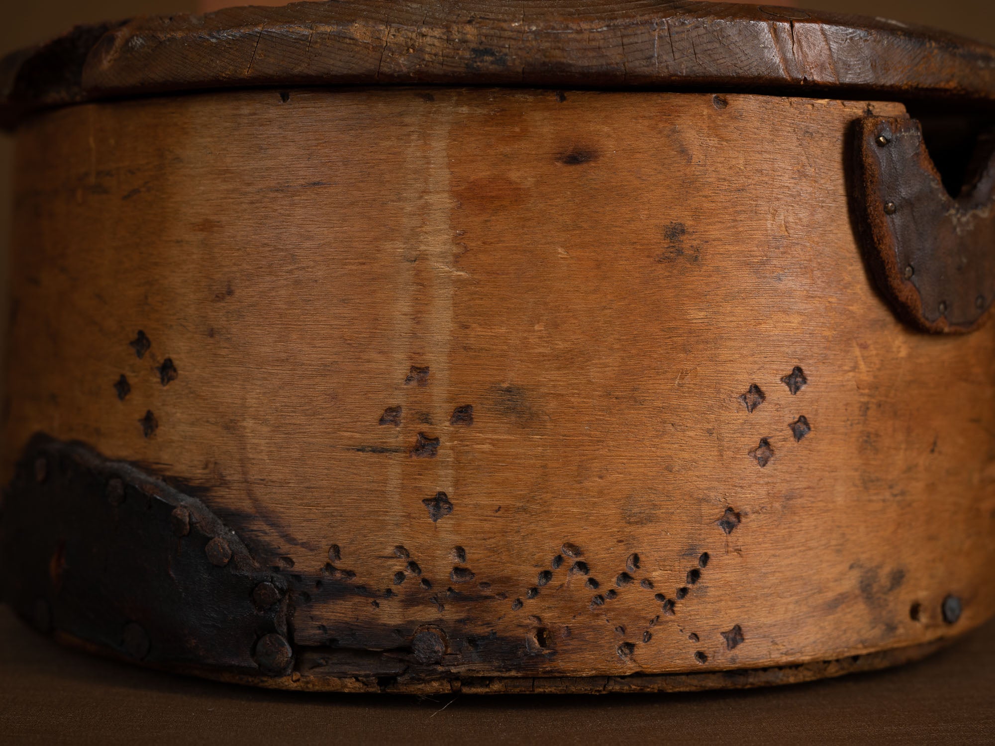Ancienne boîte en lames de bouleau courbées, Suède (XIXe siècle)..Old birch slat box, Sweden (19th century)