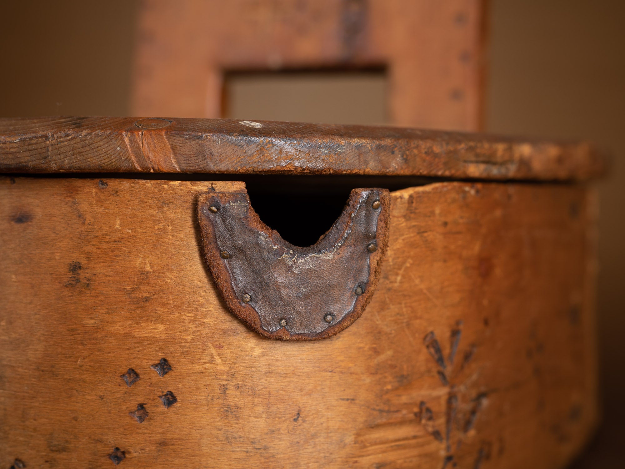 Ancienne boîte en lames de bouleau courbées, Suède (XIXe siècle)..Old birch slat box, Sweden (19th century)