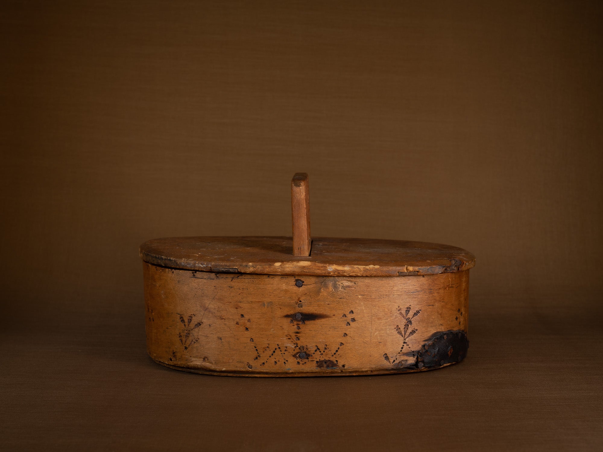Ancienne boîte en lames de bouleau courbées, Suède (XIXe siècle)..Old birch slat box, Sweden (19th century)
