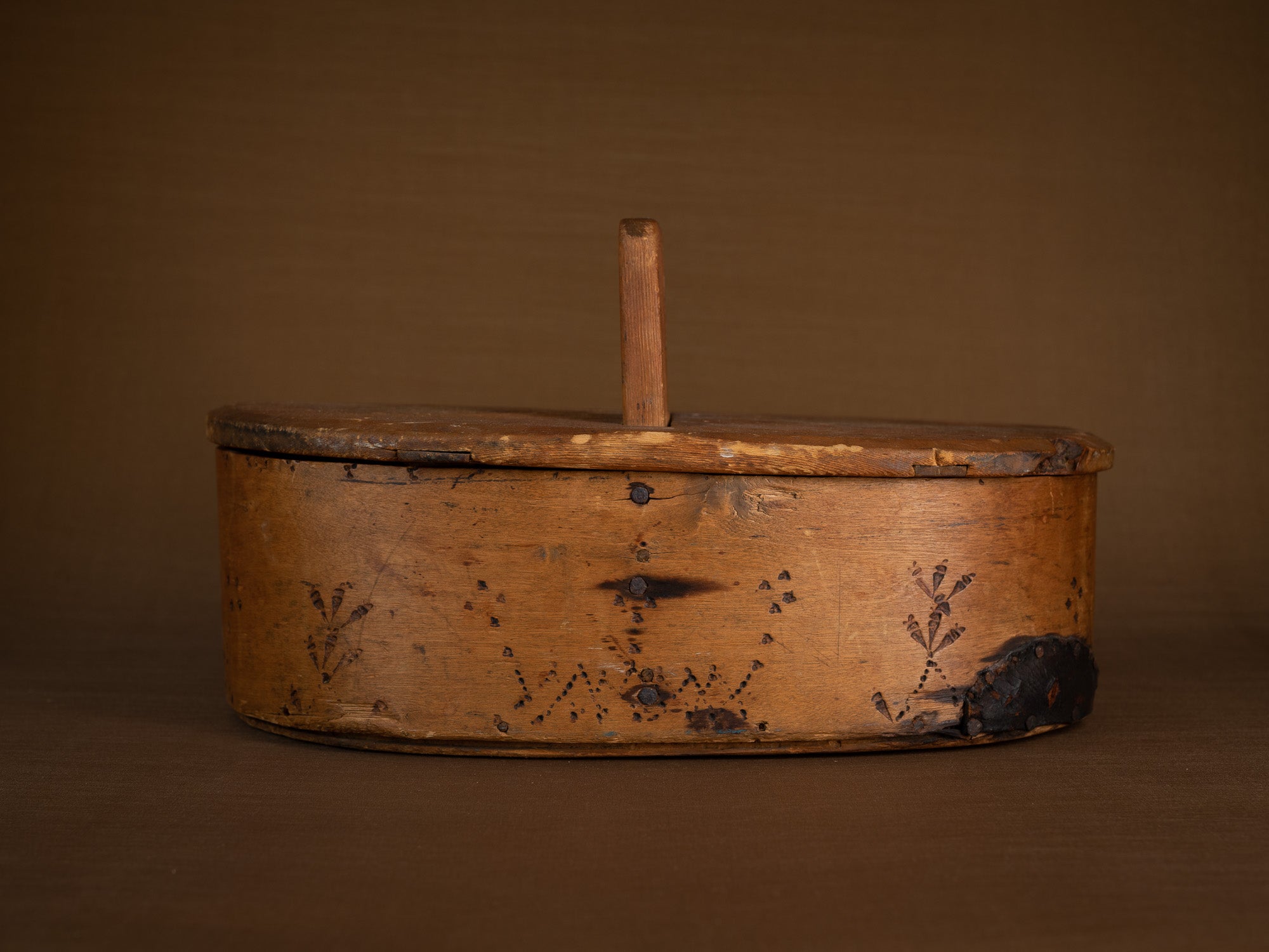Ancienne boîte en lames de bouleau courbées, Suède (XIXe siècle)..Old birch slat box, Sweden (19th century)