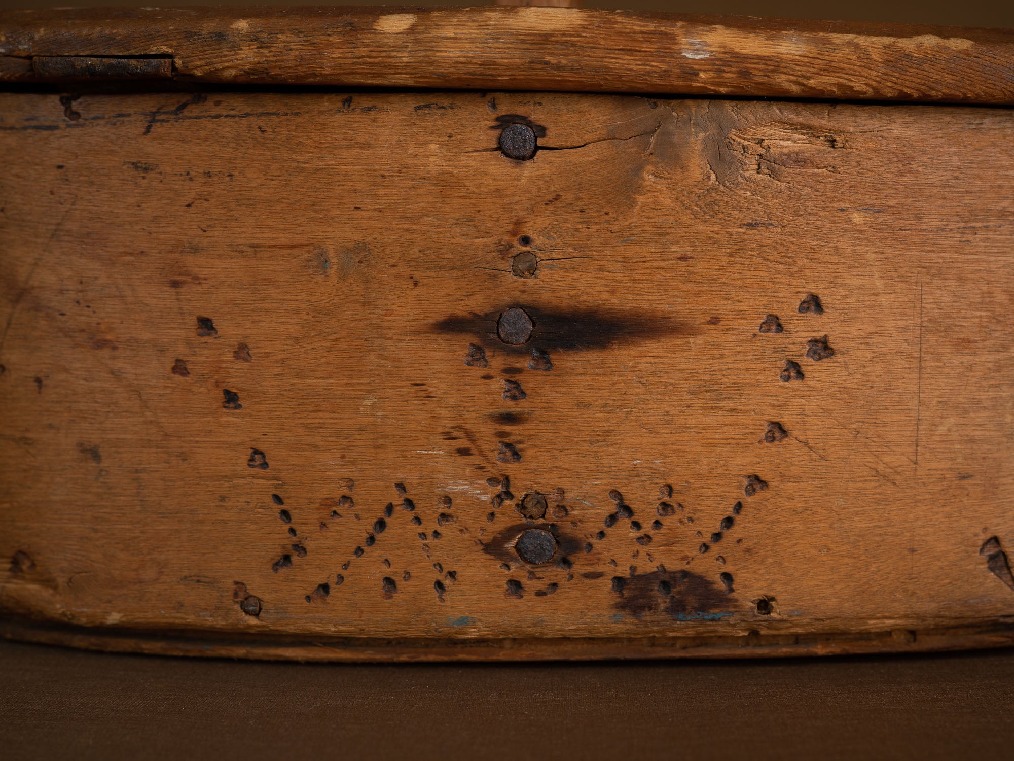 Ancienne boîte en lames de bouleau courbées, Suède (XIXe siècle)..Old birch slat box, Sweden (19th century)
