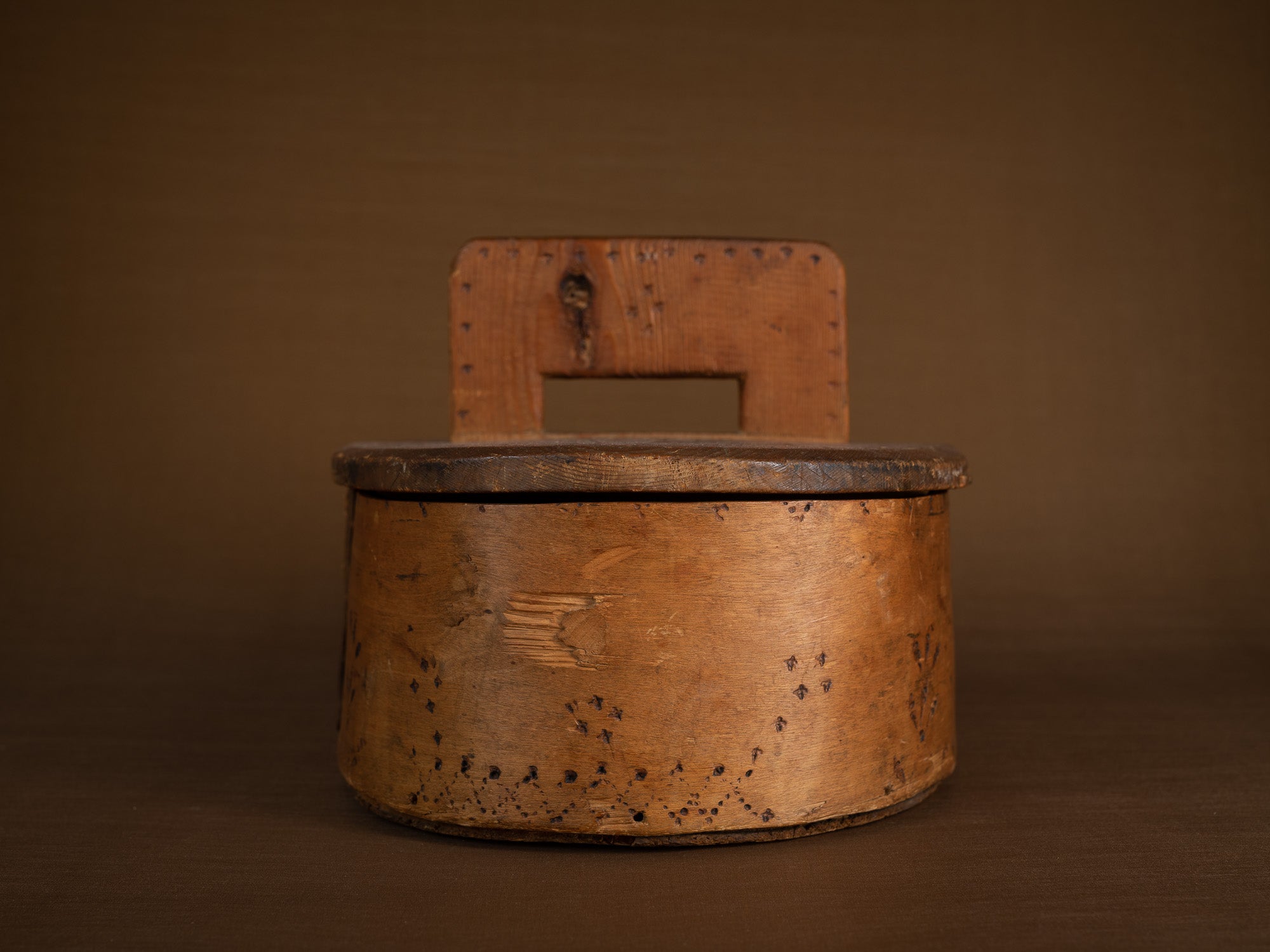 Ancienne boîte en lames de bouleau courbées, Suède (XIXe siècle)..Old birch slat box, Sweden (19th century)