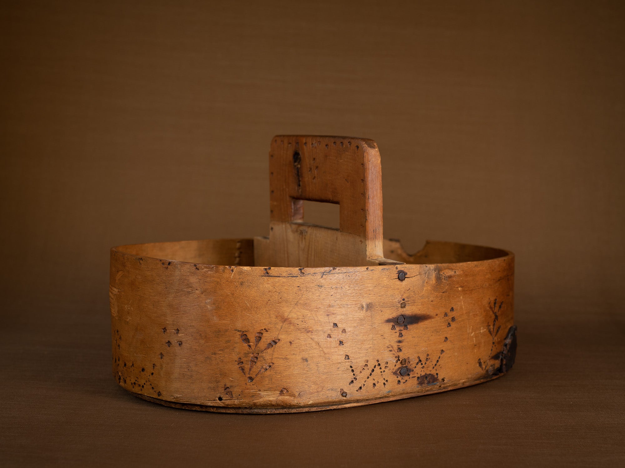 Ancienne boîte en lames de bouleau courbées, Suède (XIXe siècle)..Old birch slat box, Sweden (19th century)