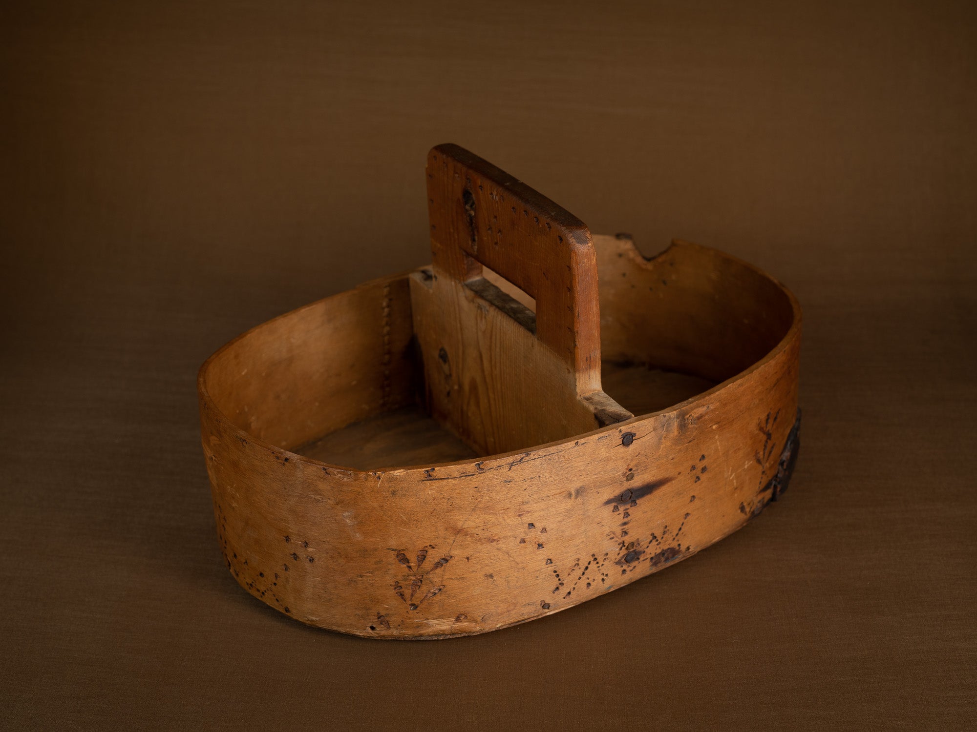 Ancienne boîte en lames de bouleau courbées, Suède (XIXe siècle)..Old birch slat box, Sweden (19th century)