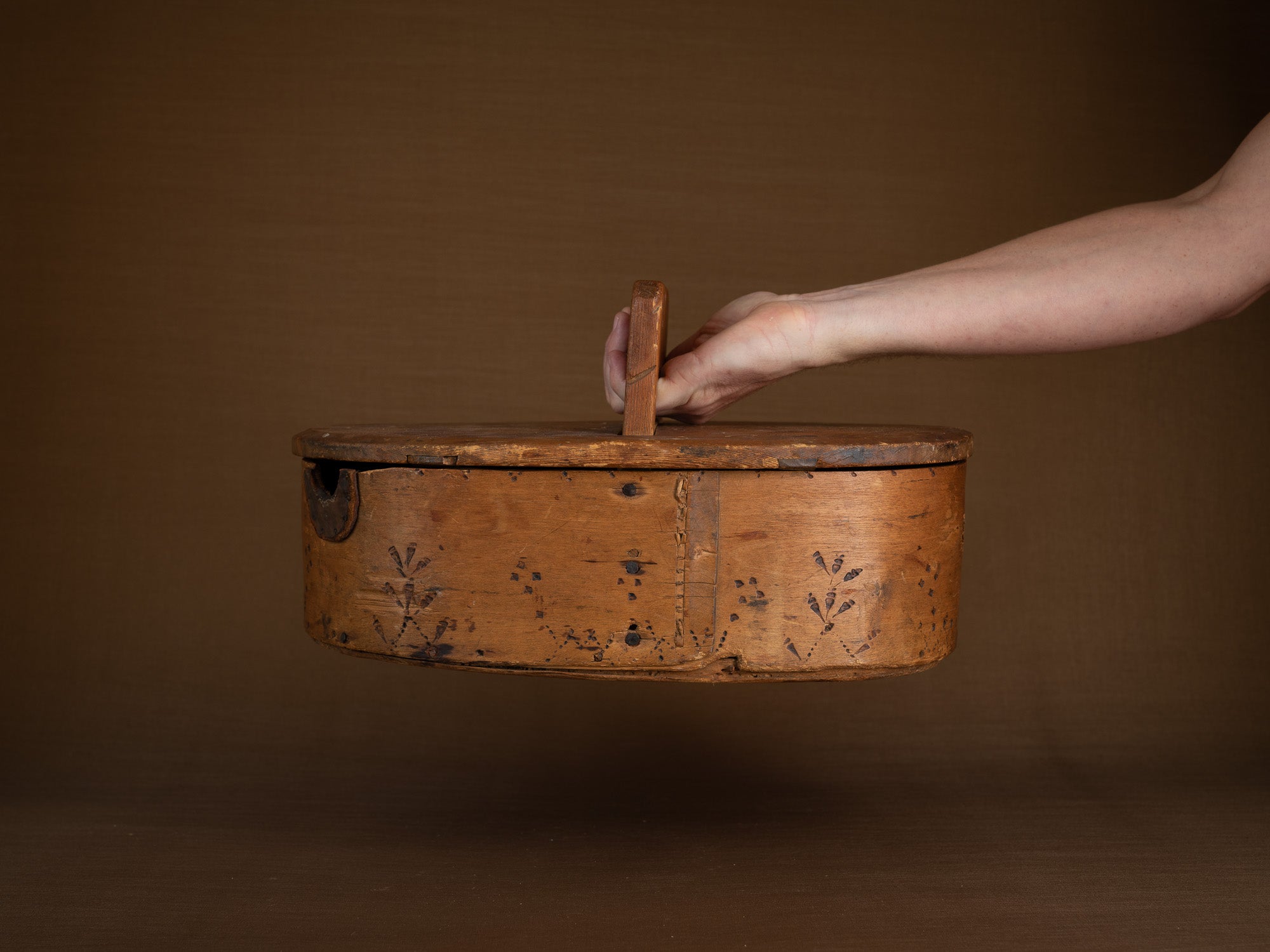 Ancienne boîte en lames de bouleau courbées, Suède (XIXe siècle)..Old birch slat box, Sweden (19th century)