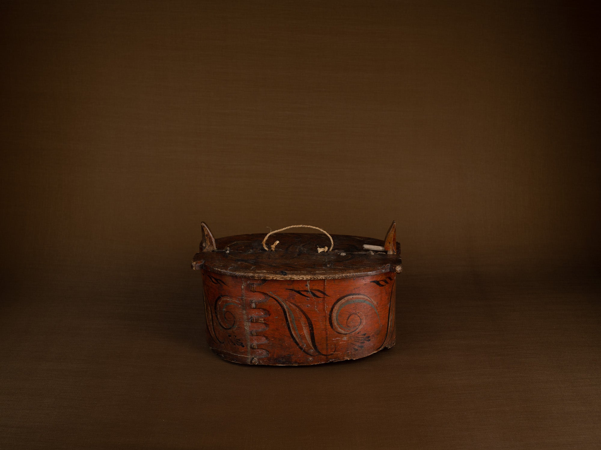 Ancienne boîte peinte en lames de bouleau courbées, Suède (XIXe siècle)..Old birch slat painted box, Sweden (19th century)