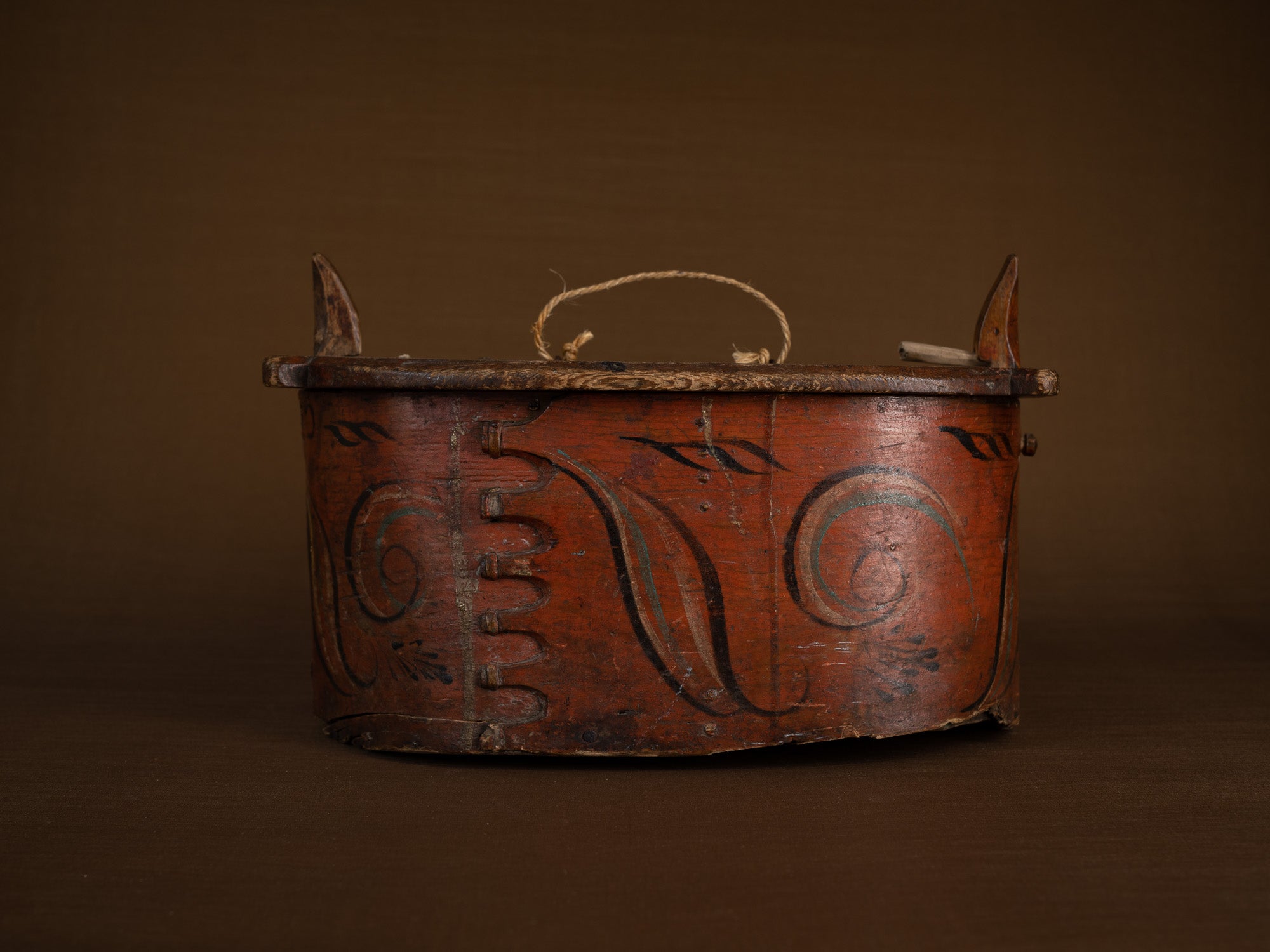 Ancienne boîte peinte en lames de bouleau courbées, Suède (XIXe siècle)..Old birch slat painted box, Sweden (19th century)