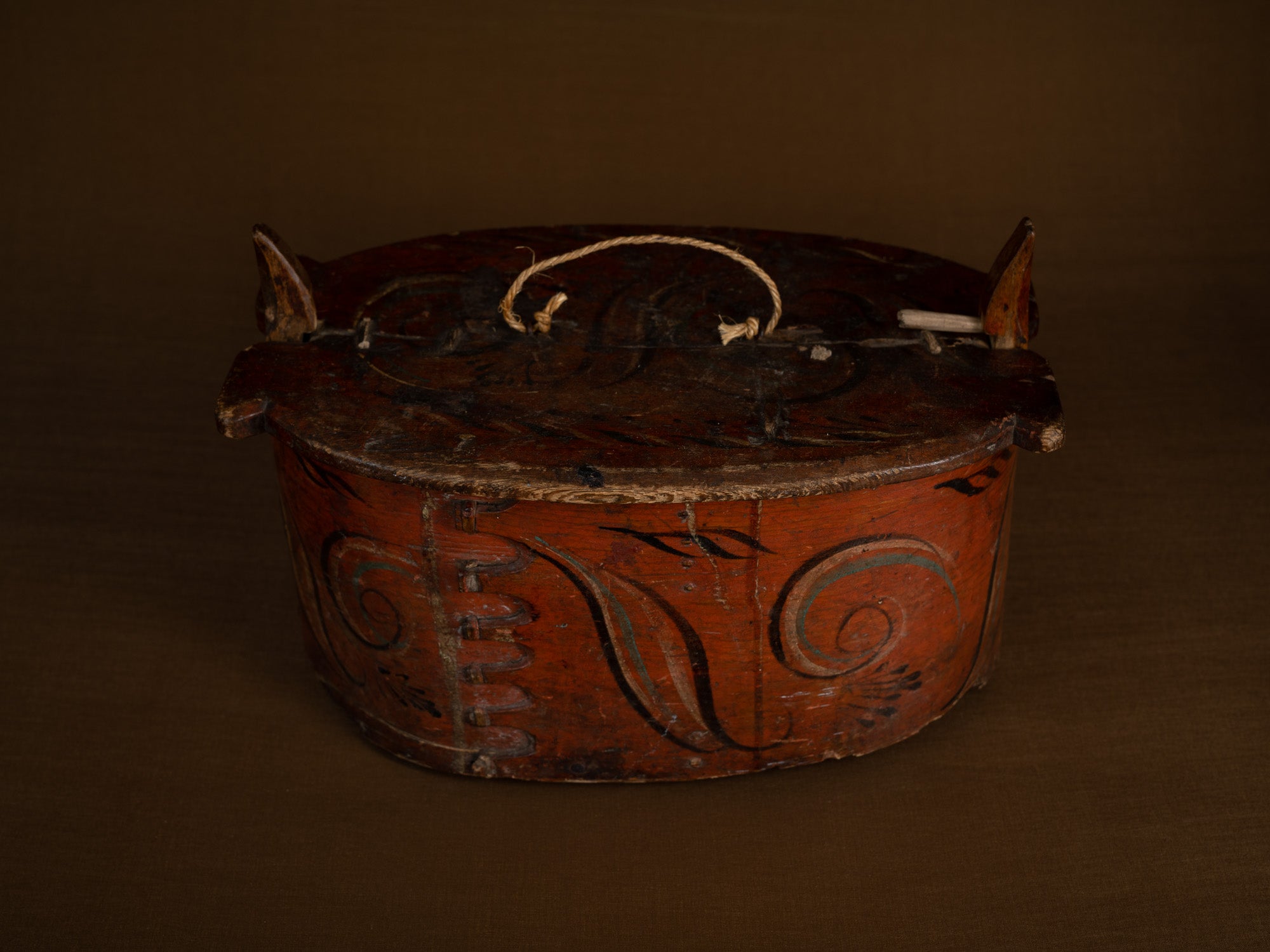 Ancienne boîte peinte en lames de bouleau courbées, Suède (XIXe siècle)..Old birch slat painted box, Sweden (19th century)