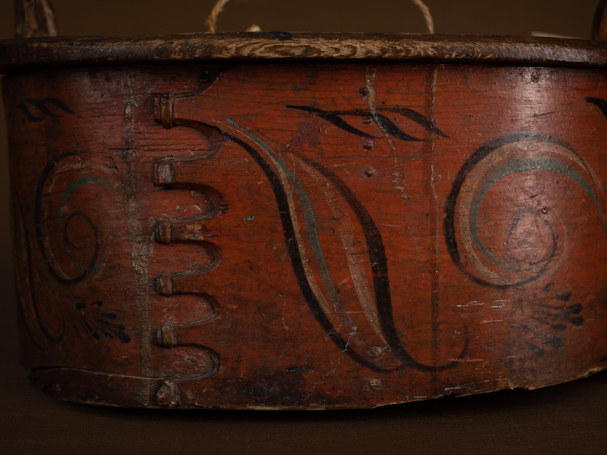 Ancienne boîte peinte en lames de bouleau courbées, Suède (XIXe siècle)..Old birch slat painted box, Sweden (19th century)