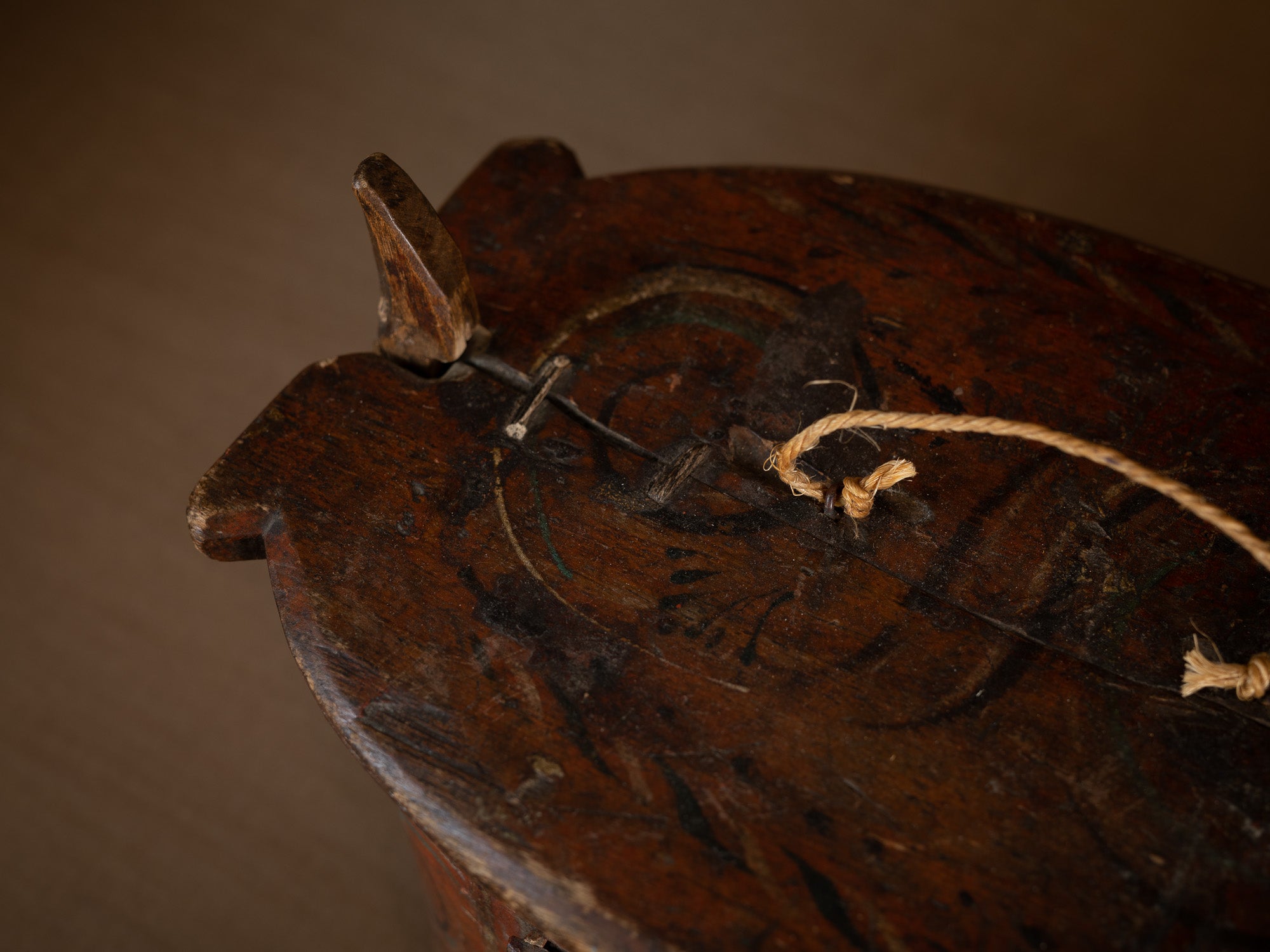Ancienne boîte peinte en lames de bouleau courbées, Suède (XIXe siècle)..Old birch slat painted box, Sweden (19th century)