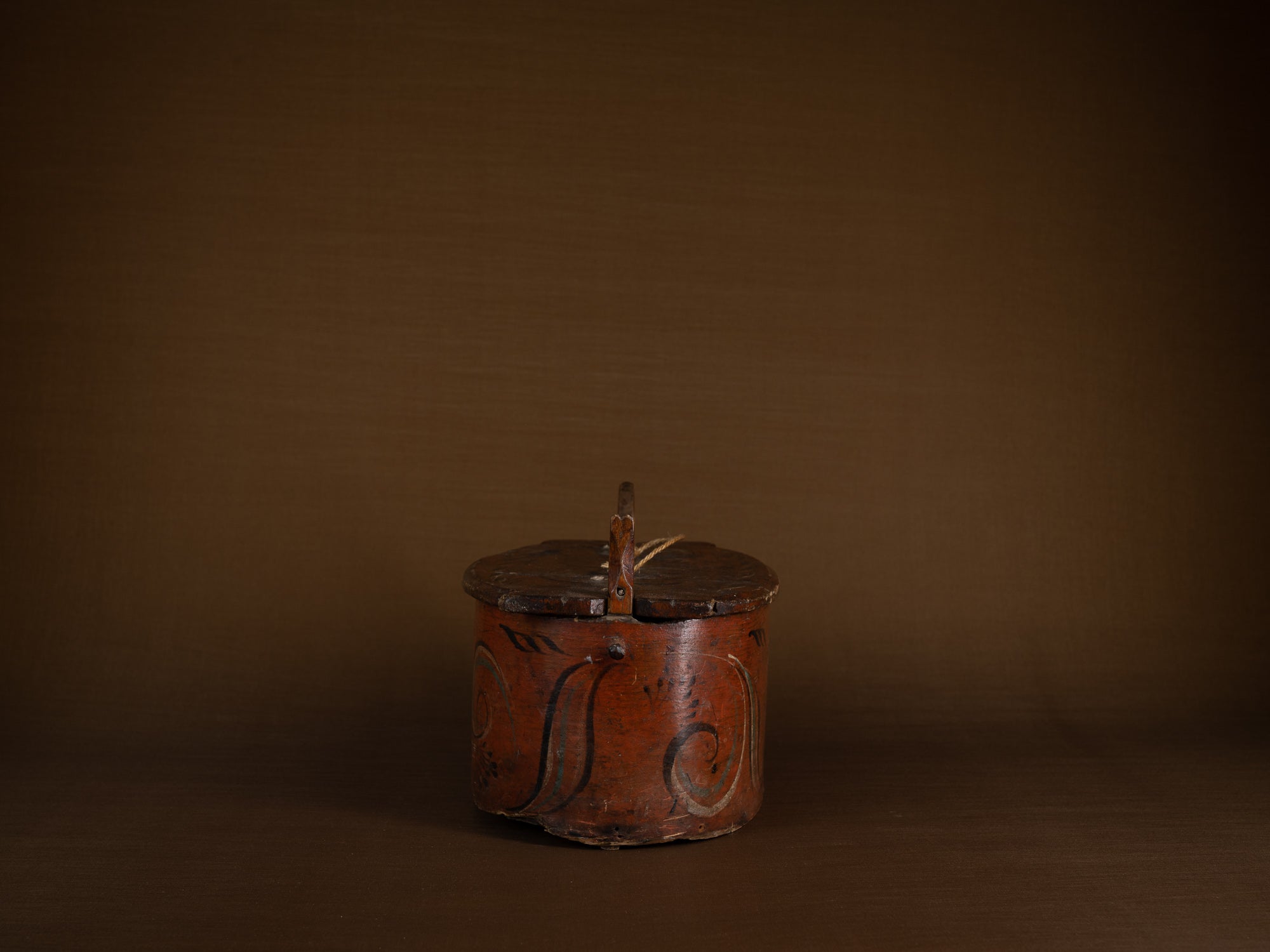 Ancienne boîte peinte en lames de bouleau courbées, Suède (XIXe siècle)..Old birch slat painted box, Sweden (19th century)