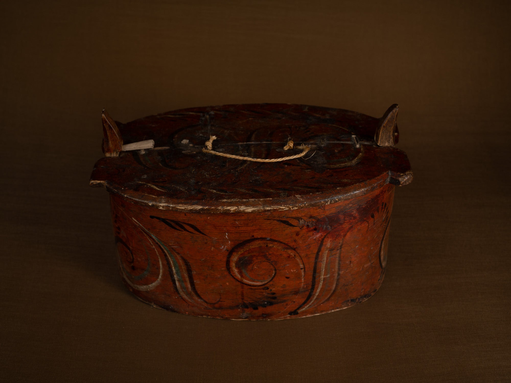 Ancienne boîte peinte en lames de bouleau courbées, Suède (XIXe siècle)..Old birch slat painted box, Sweden (19th century)