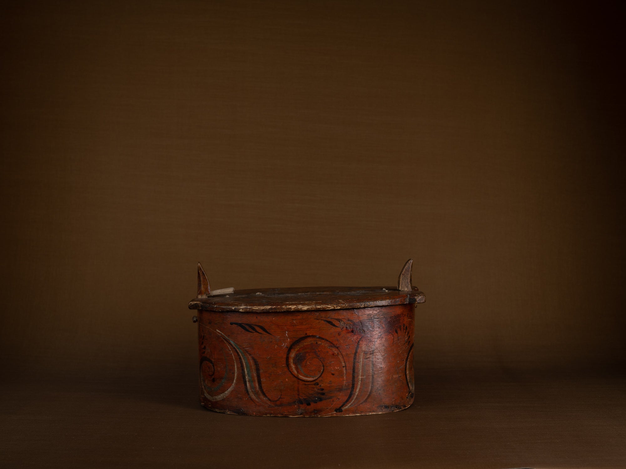 Ancienne boîte peinte en lames de bouleau courbées, Suède (XIXe siècle)..Old birch slat painted box, Sweden (19th century)
