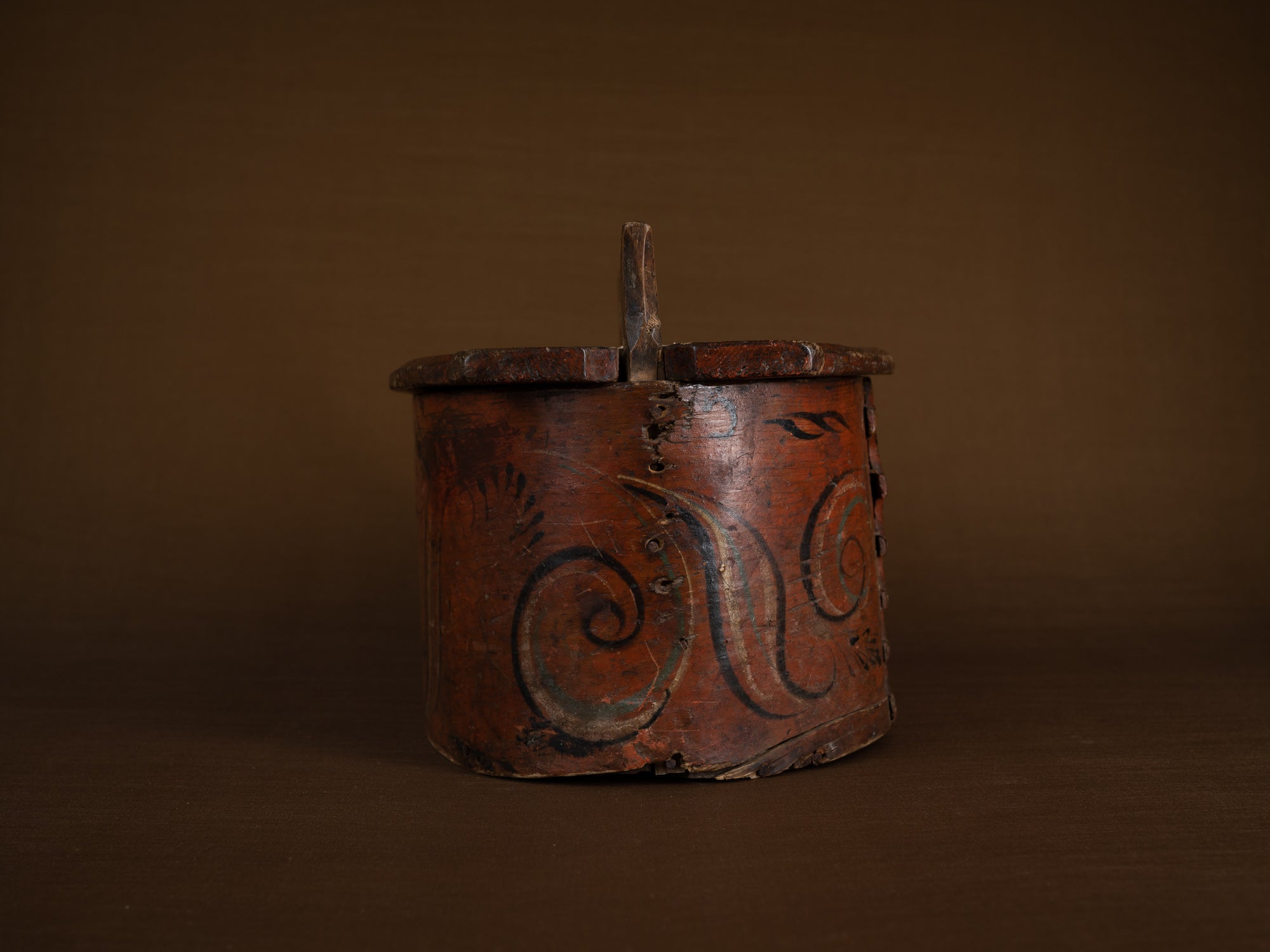 Ancienne boîte peinte en lames de bouleau courbées, Suède (XIXe siècle)..Old birch slat painted box, Sweden (19th century)