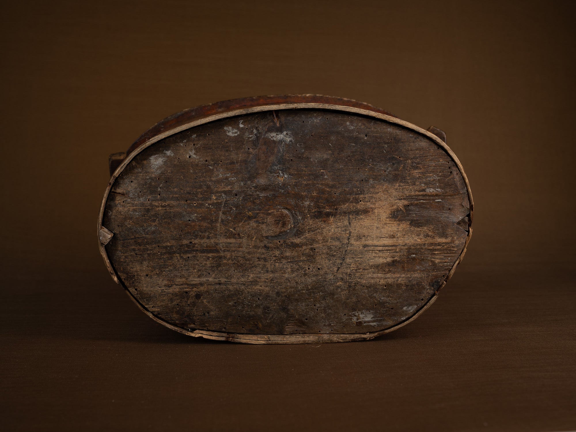 Ancienne boîte peinte en lames de bouleau courbées, Suède (XIXe siècle)..Old birch slat painted box, Sweden (19th century)