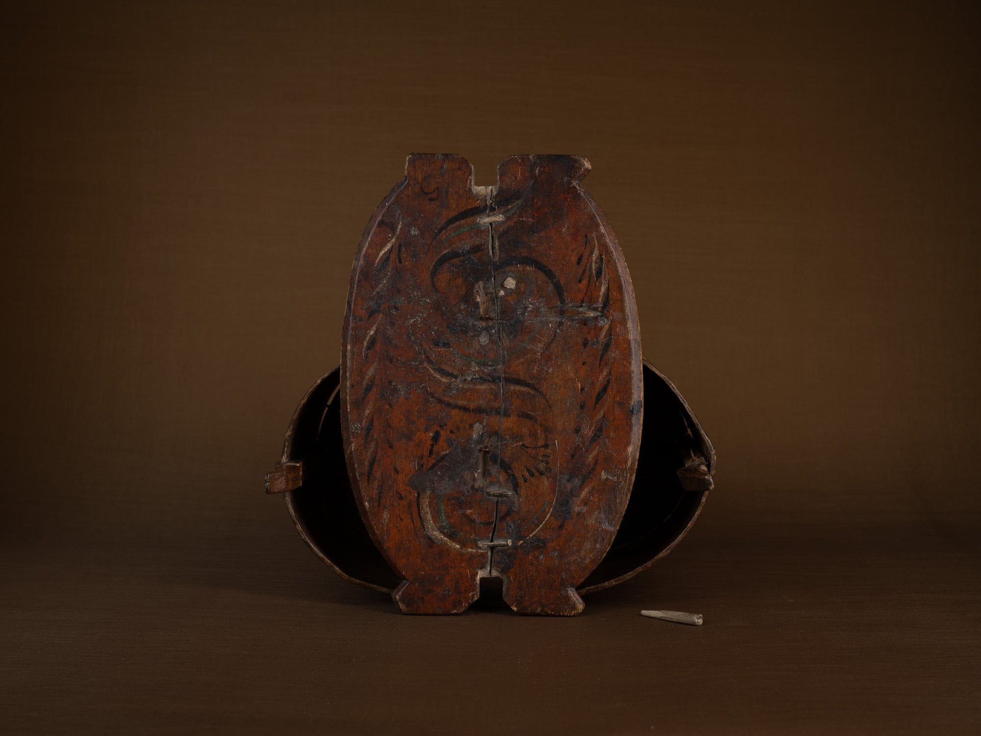 Ancienne boîte peinte en lames de bouleau courbées, Suède (XIXe siècle)..Old birch slat painted box, Sweden (19th century)