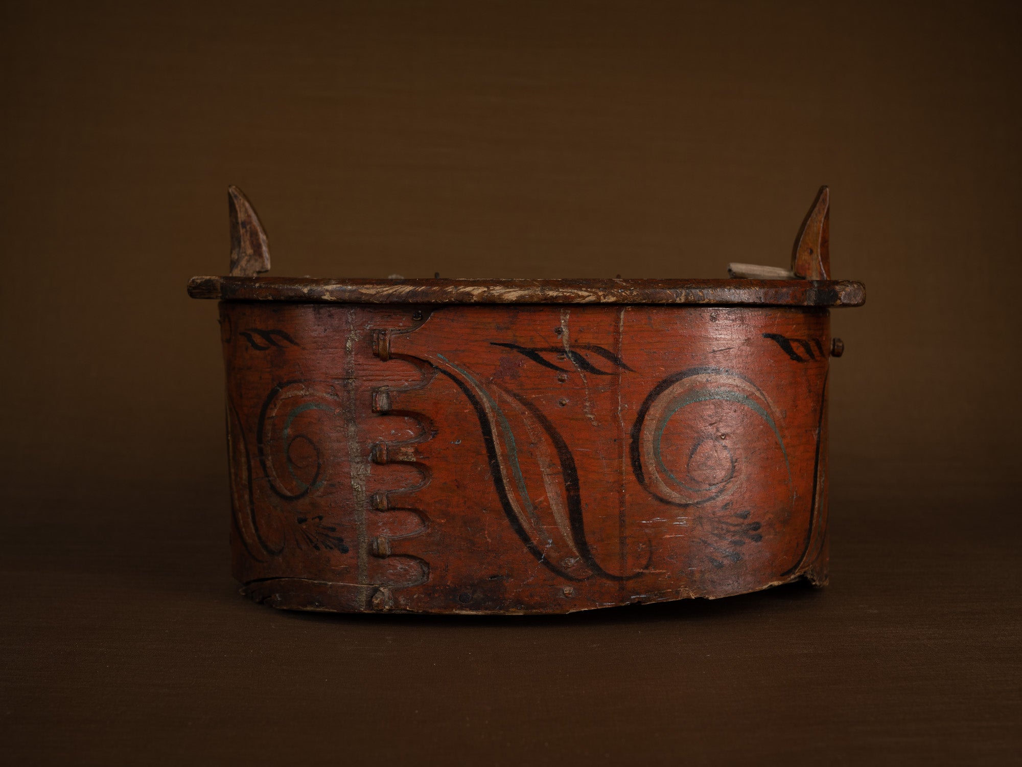 Ancienne boîte peinte en lames de bouleau courbées, Suède (XIXe siècle)..Old birch slat painted box, Sweden (19th century)