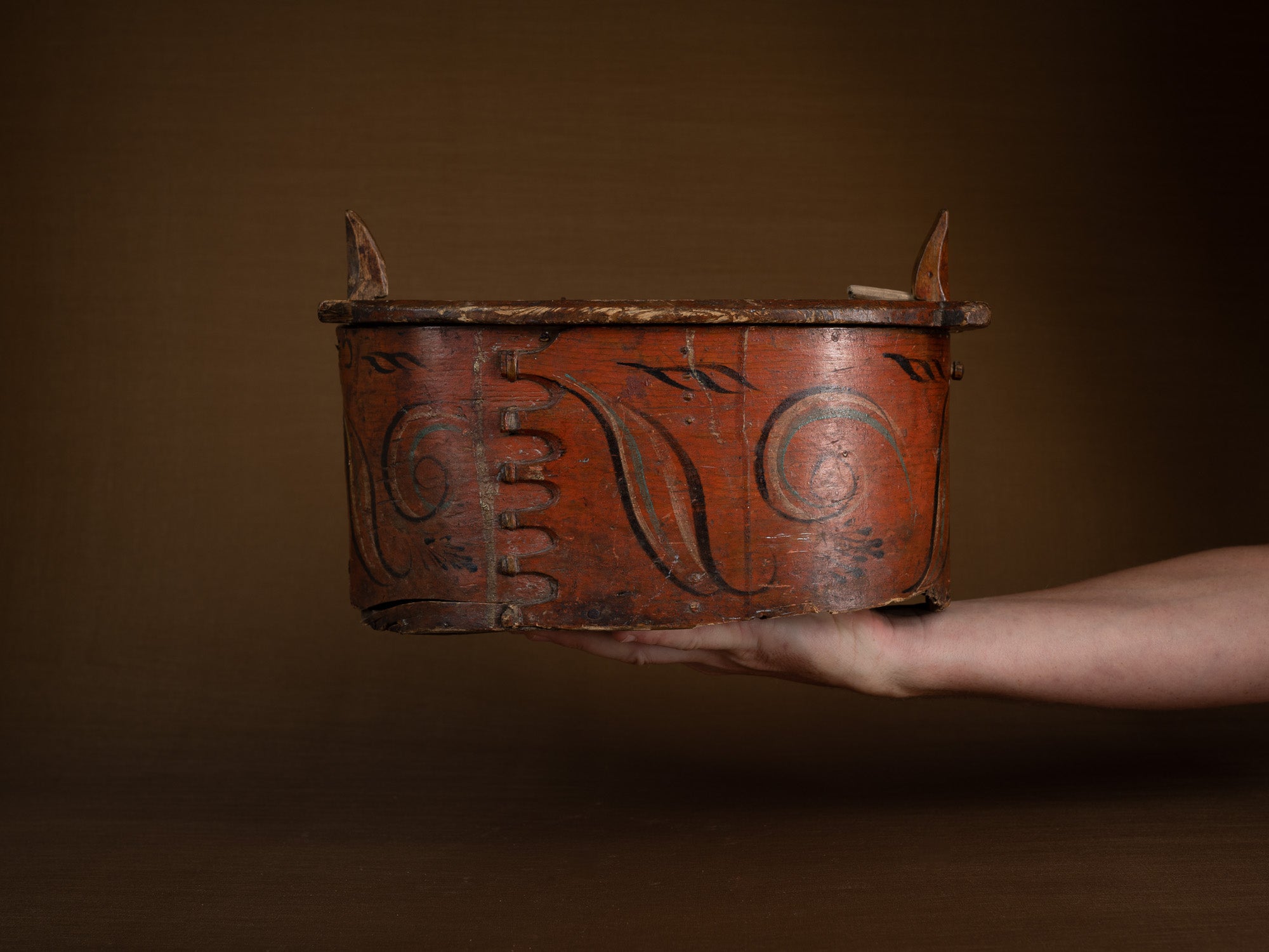 Ancienne boîte peinte en lames de bouleau courbées, Suède (XIXe siècle)..Old birch slat painted box, Sweden (19th century)