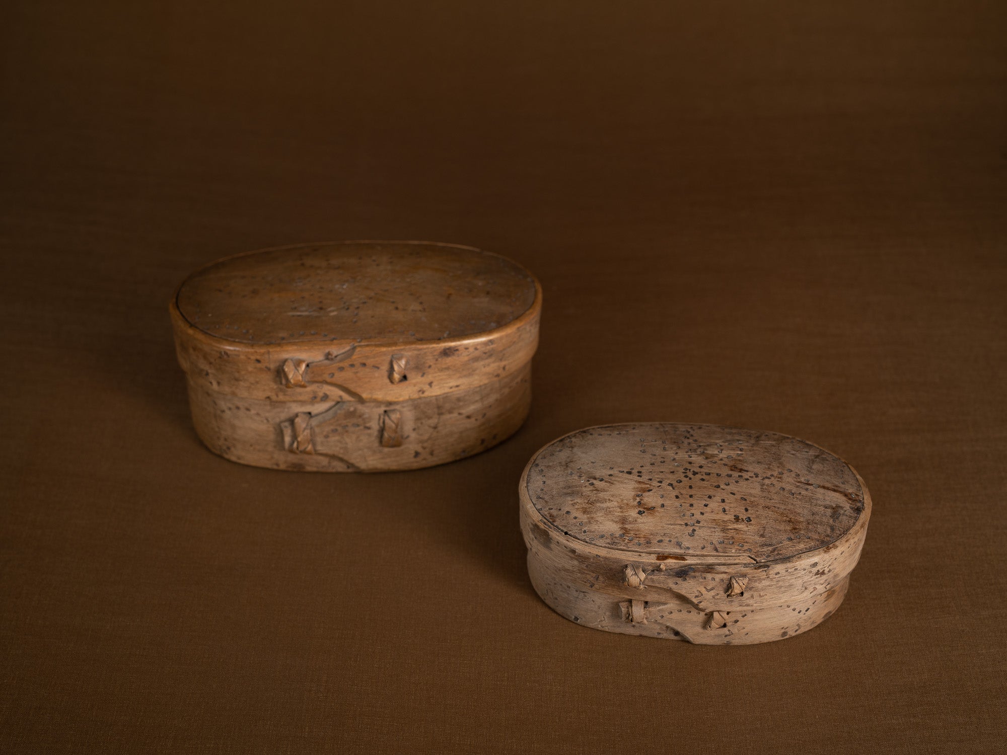Ensemble d'anciennes boîtes en lames de bouleau courbées, Suède (XVIIe siècle)..Old birch slat boxes, set of 2, Sweden (17th century)