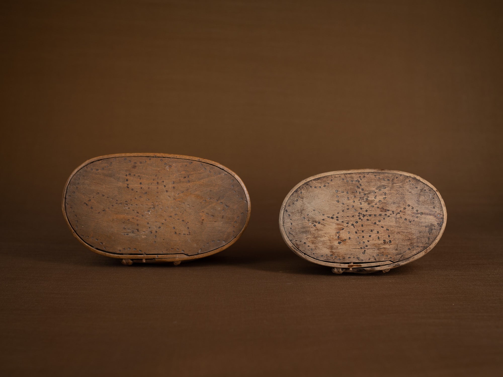 Ensemble d'anciennes boîtes en lames de bouleau courbées, Suède (XVIIe siècle)..Old birch slat boxes, set of 2, Sweden (17th century)