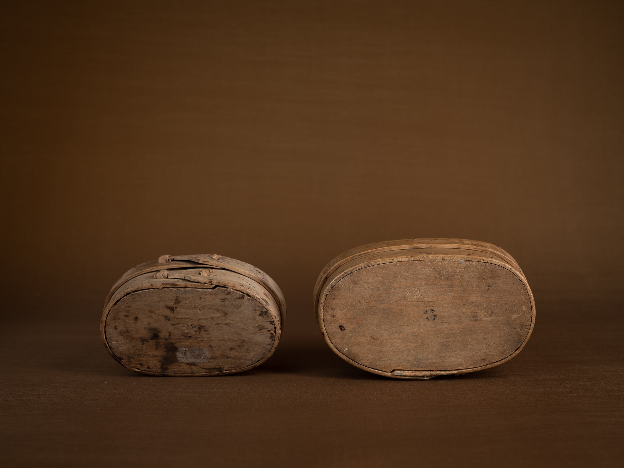 Ensemble d'anciennes boîtes en lames de bouleau courbées, Suède (XVIIe siècle)..Old birch slat boxes, set of 2, Sweden (17th century)