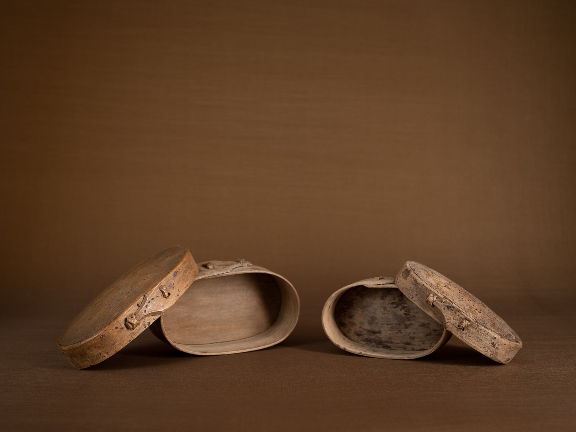 Ensemble d'anciennes boîtes en lames de bouleau courbées, Suède (XVIIe siècle)..Old birch slat boxes, set of 2, Sweden (17th century)