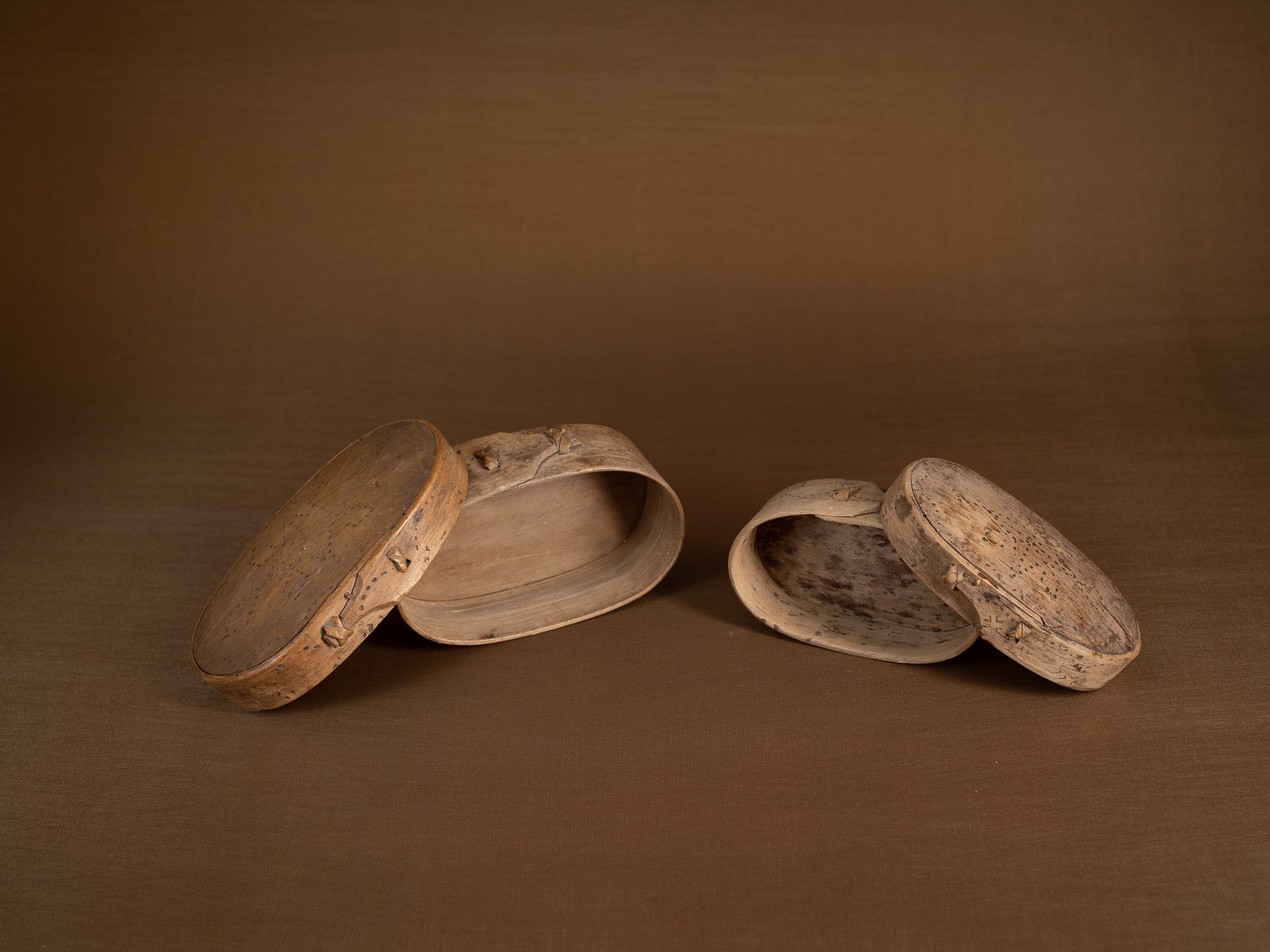 Ensemble d'anciennes boîtes en lames de bouleau courbées, Suède (XVIIe siècle)..Old birch slat boxes, set of 2, Sweden (17th century)