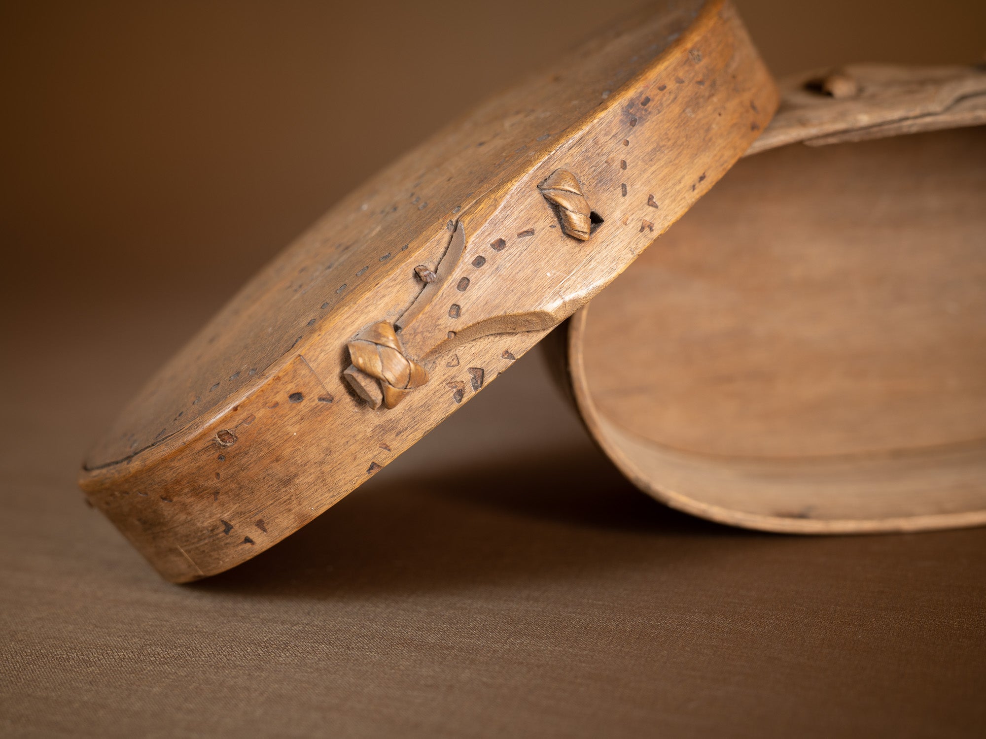 Ensemble d'anciennes boîtes en lames de bouleau courbées, Suède (XVIIe siècle)..Old birch slat boxes, set of 2, Sweden (17th century)