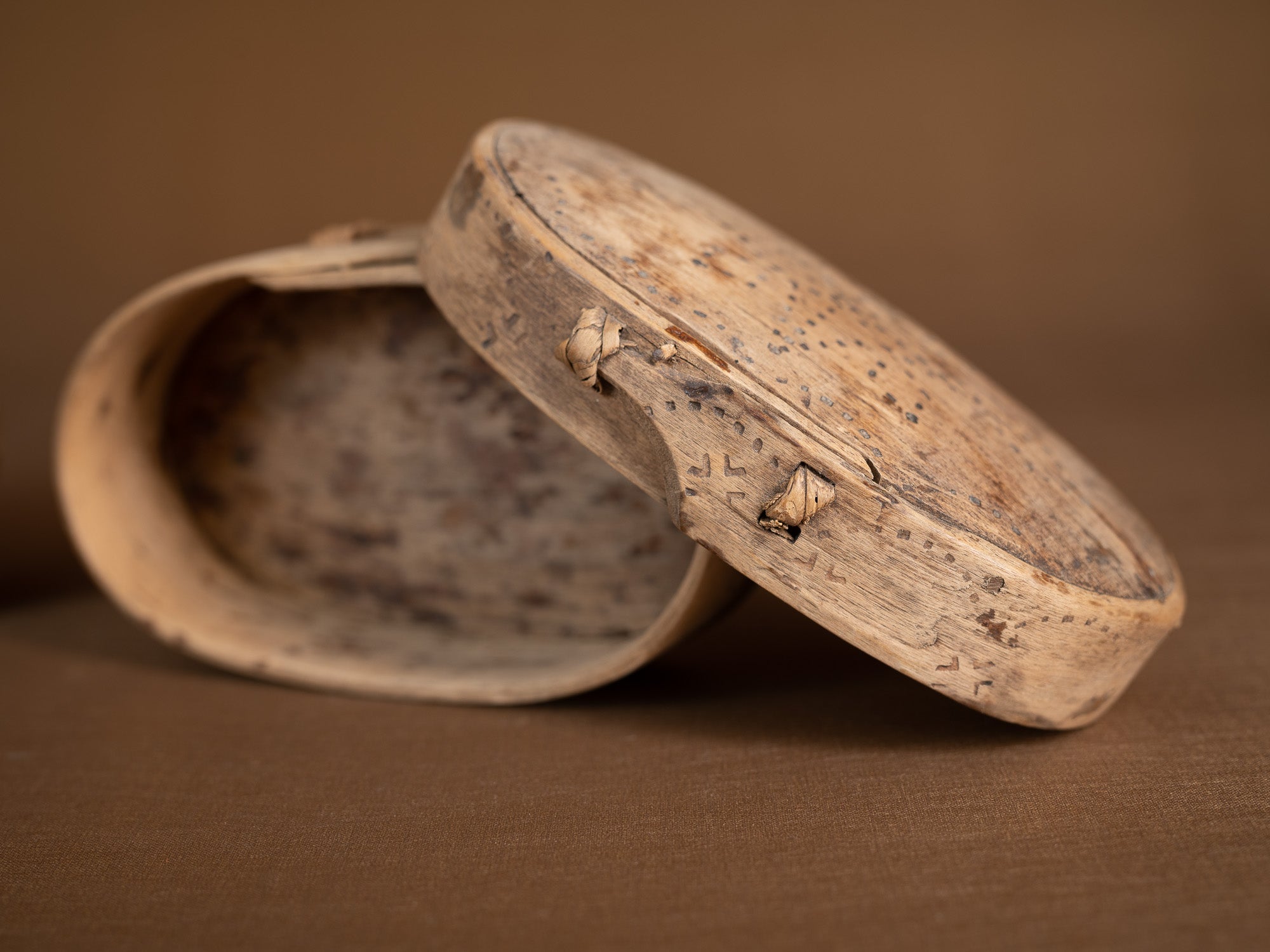 Ensemble d'anciennes boîtes en lames de bouleau courbées, Suède (XVIIe siècle)..Old birch slat boxes, set of 2, Sweden (17th century)